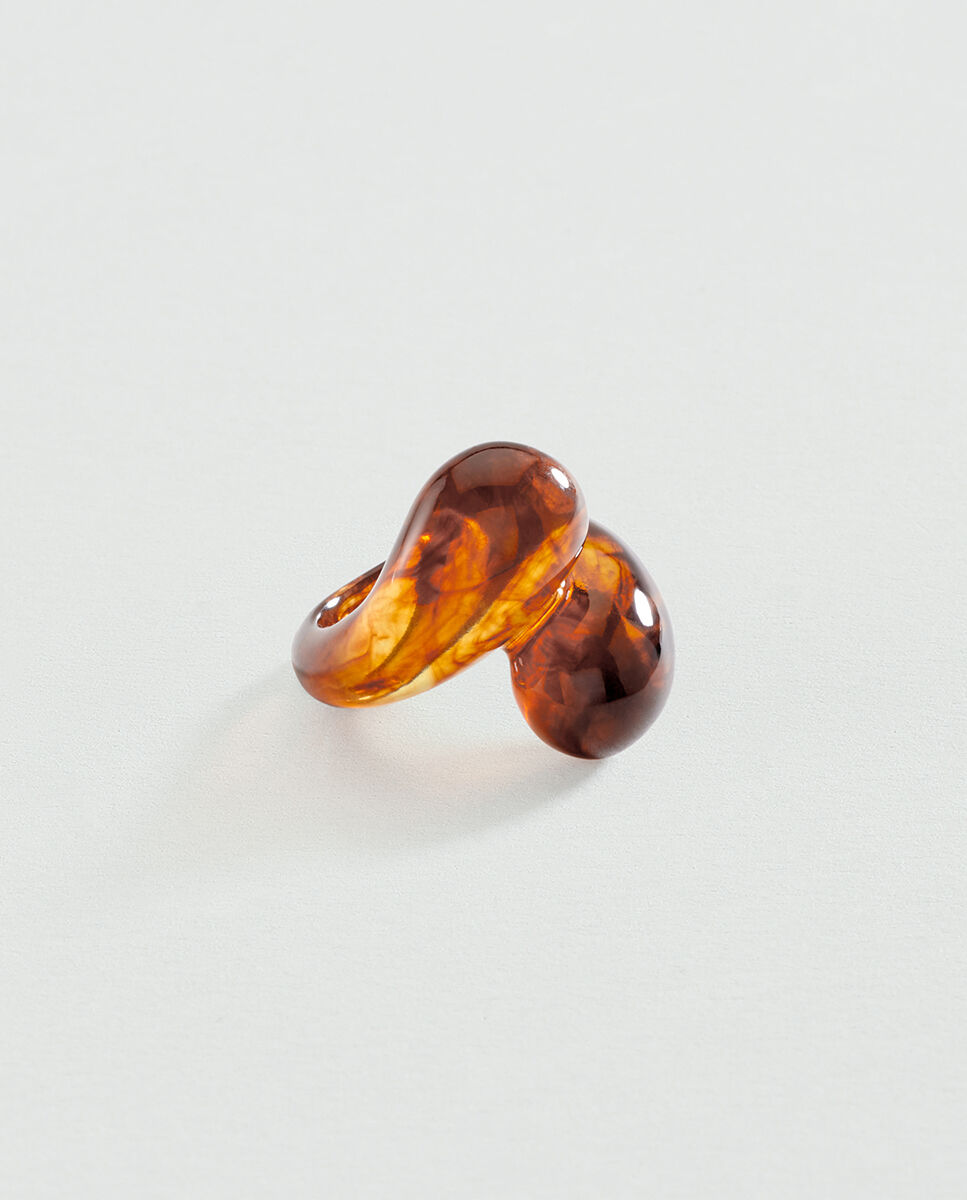 Imagen 1 de Anillo Calma x María Pombo de doble gota de resina en color marrón o verde Marrón