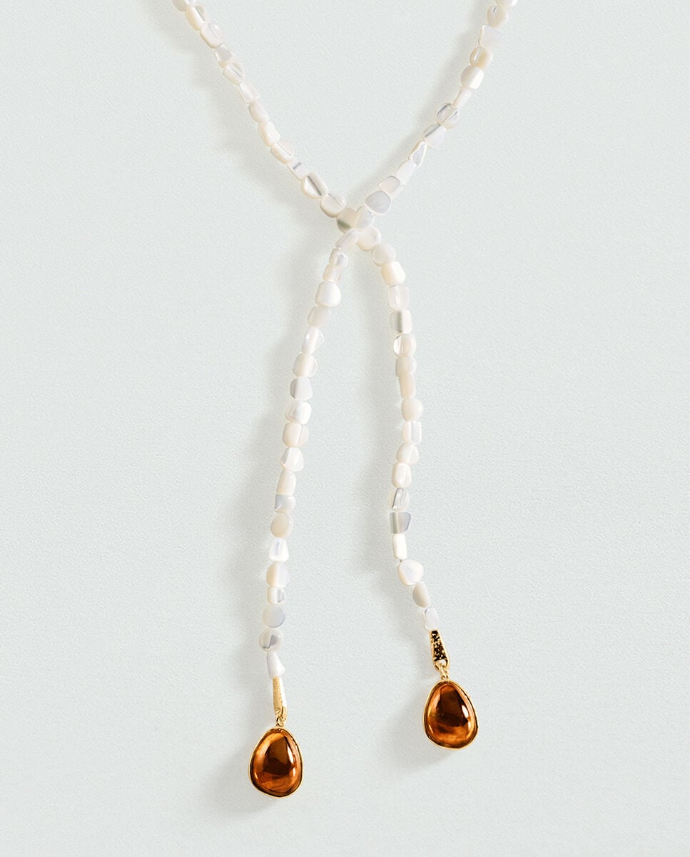 Imagen 0 de Collar corbatero Calma x María Pombo con pepitas en color nácar y acabado con gotas en tono ámbar Blanco