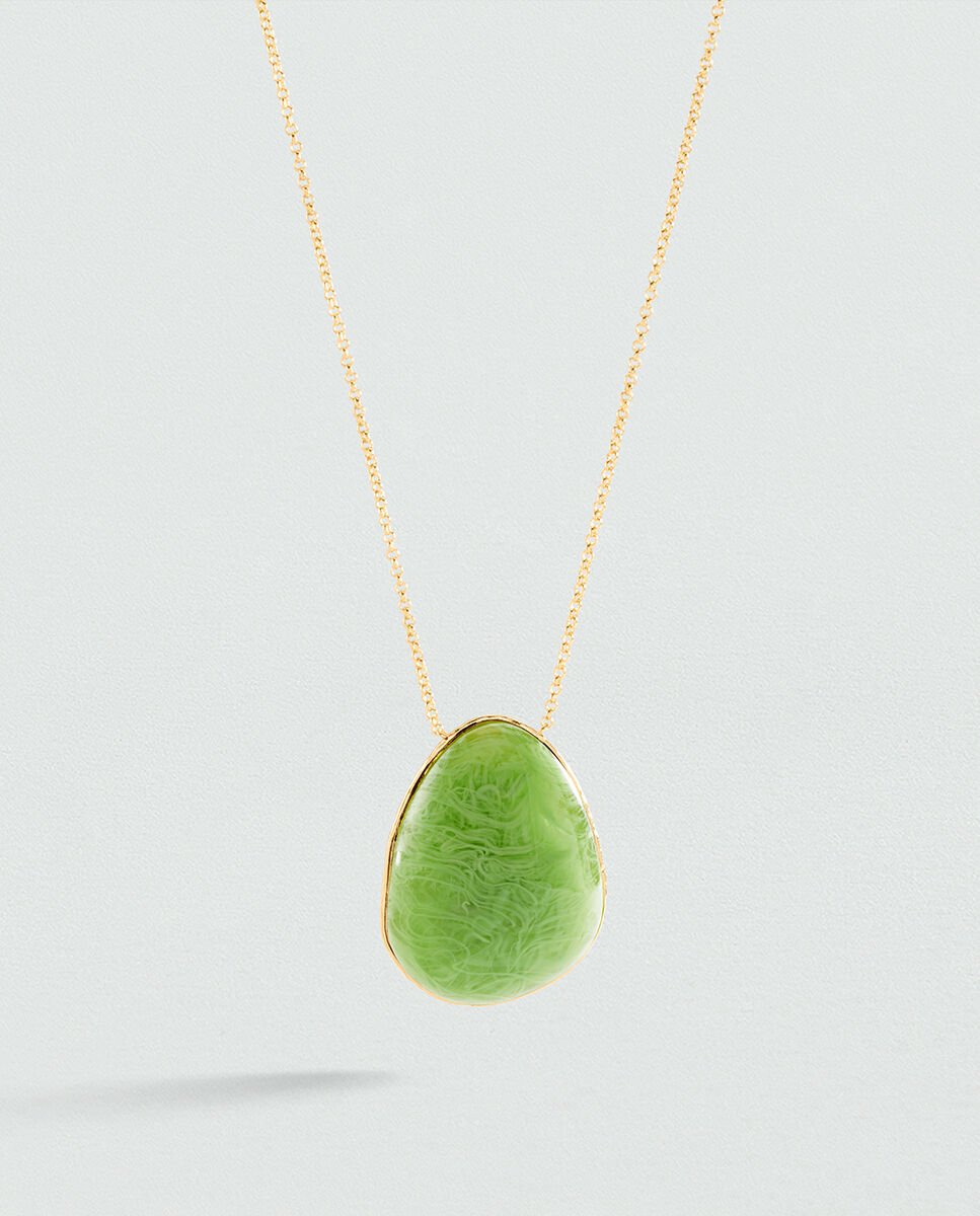 Imagen 1 de Collar largo Calma x María Pombo con colgante xl de forma orgánica, disponible en color marrón o verde Verde