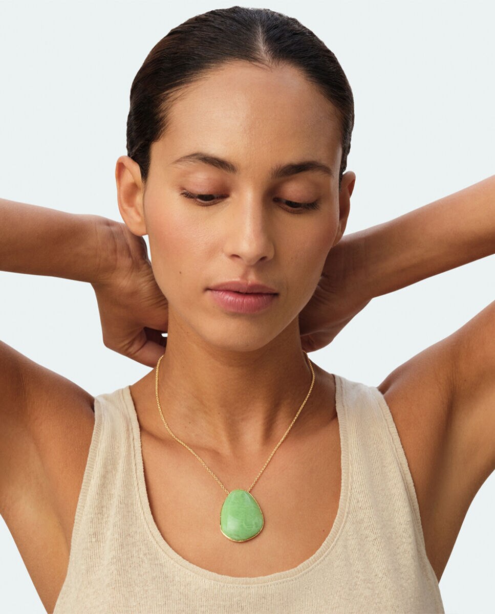 Imagen 3 de Collar largo Calma x María Pombo con colgante xl de forma orgánica, disponible en color marrón o - Agatha Paris - Verde Verde