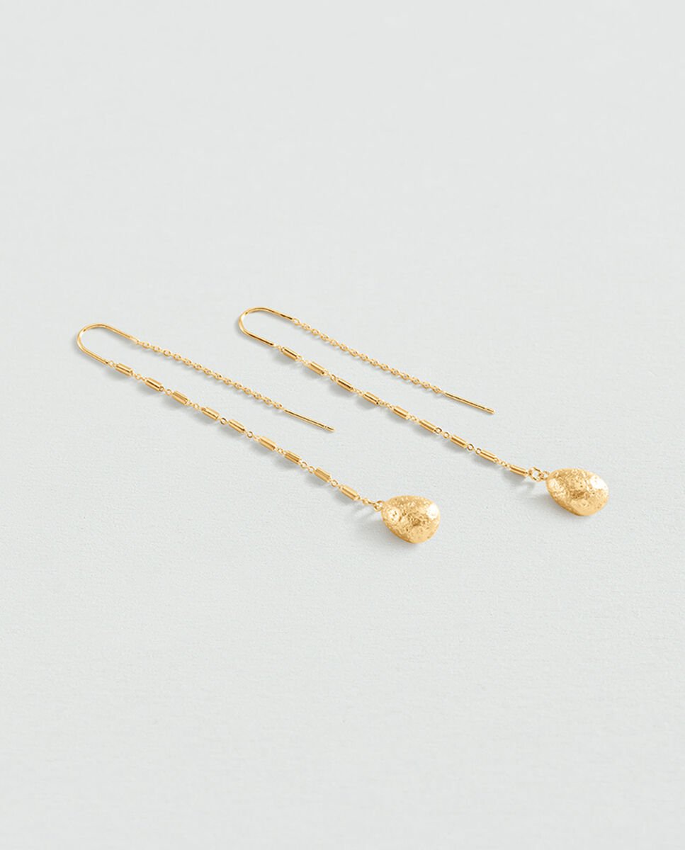 Pendientes largos Calma x María Pombo acabados en oro con colgante en forma de gota