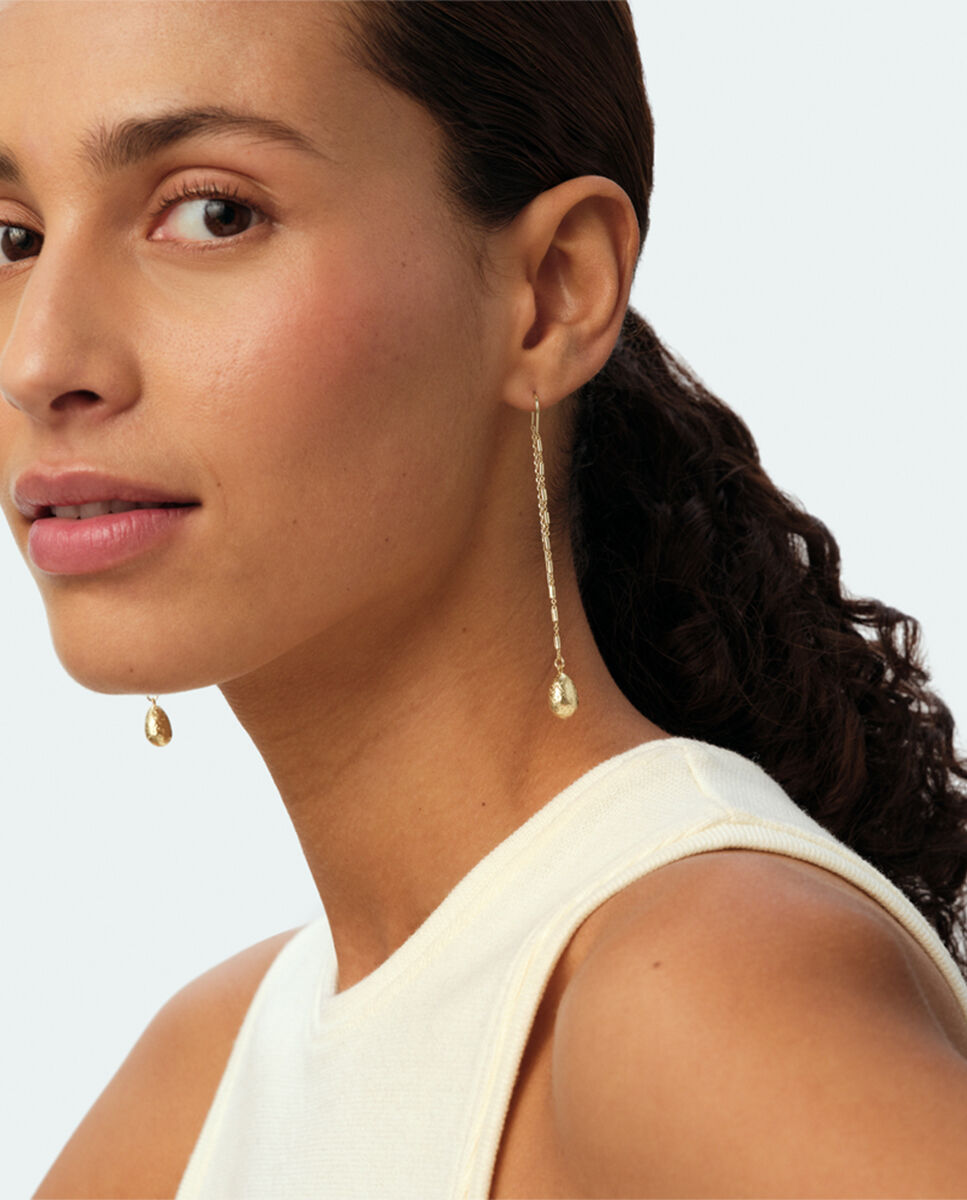 Imagen 3 de Pendientes largos Calma x María Pombo acabados en oro con colgante en forma de gota - Agatha Paris - Dorado Dorado