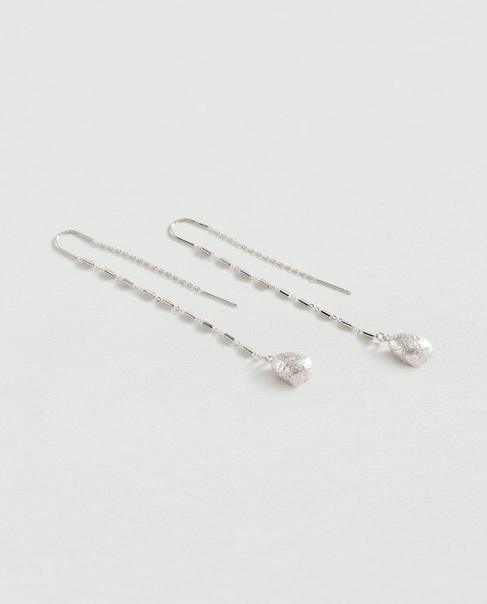 Pendientes largos Calma x María Pombo acabados en plata con colgante en forma de gota