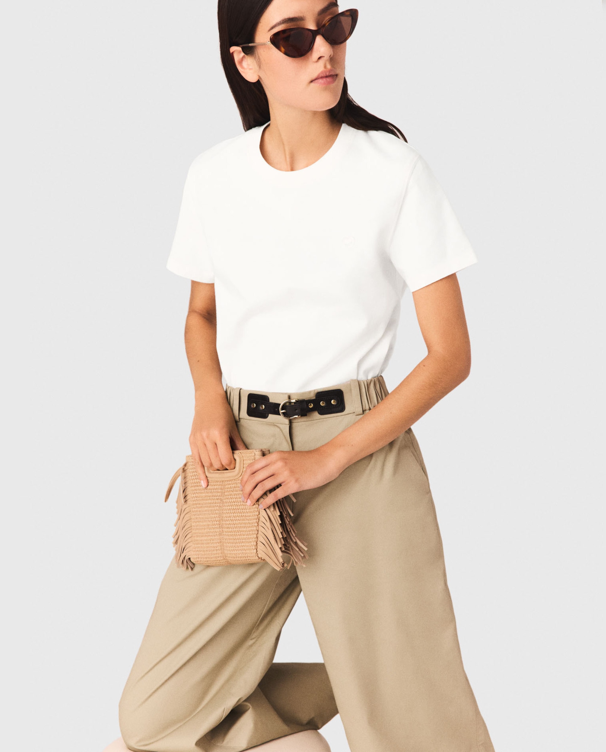 Maje - Camiseta de mujer de corte recto con logo bordado.