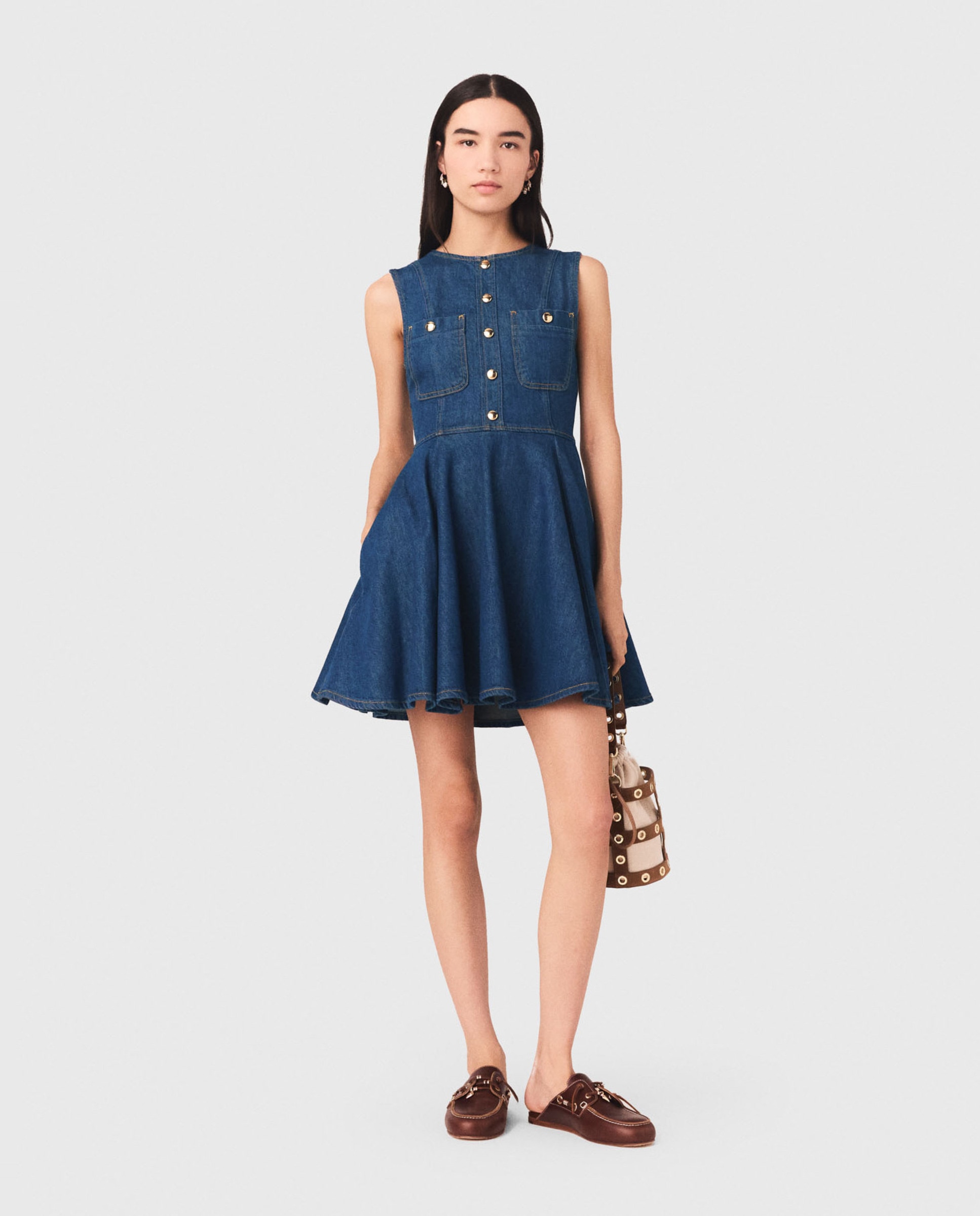Maje - Vestido corto vaquero con corte princesa acampanado.
