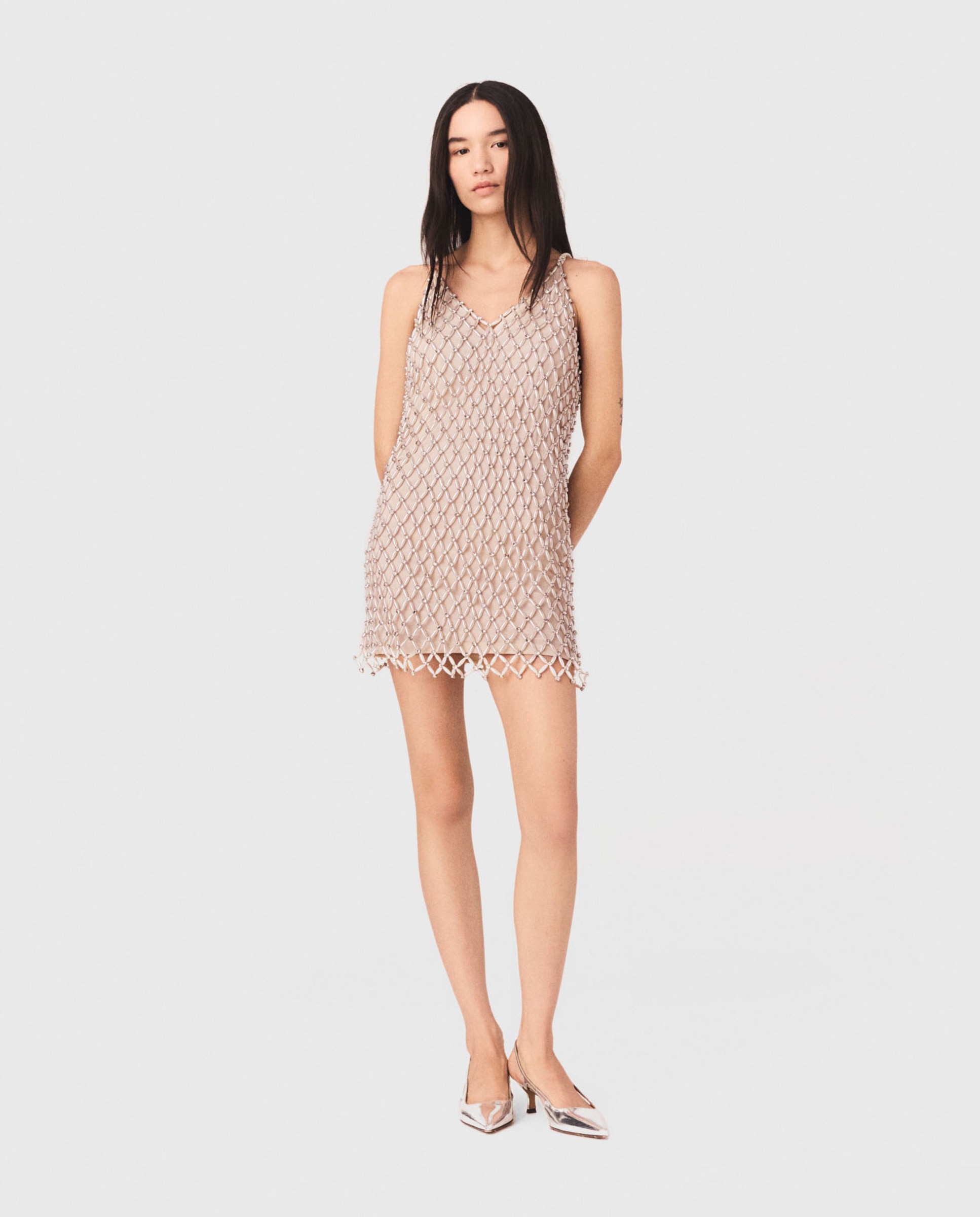 Maje - Vestido corto con perlas nacaradas, tirantes finos y forro.