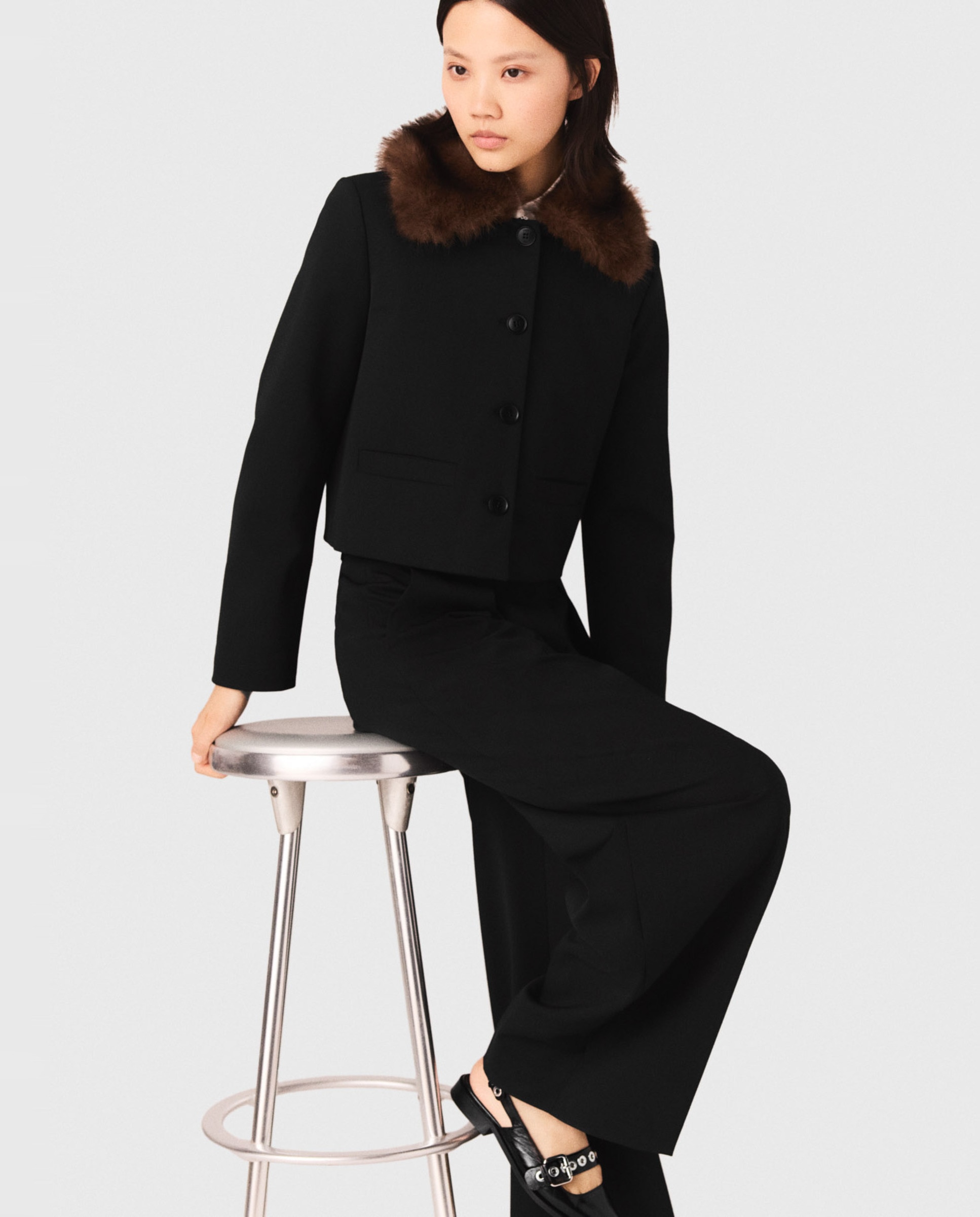 Maje - Chaqueta de mujer corta cuadrada con cuello desmontable de pelo sintético.