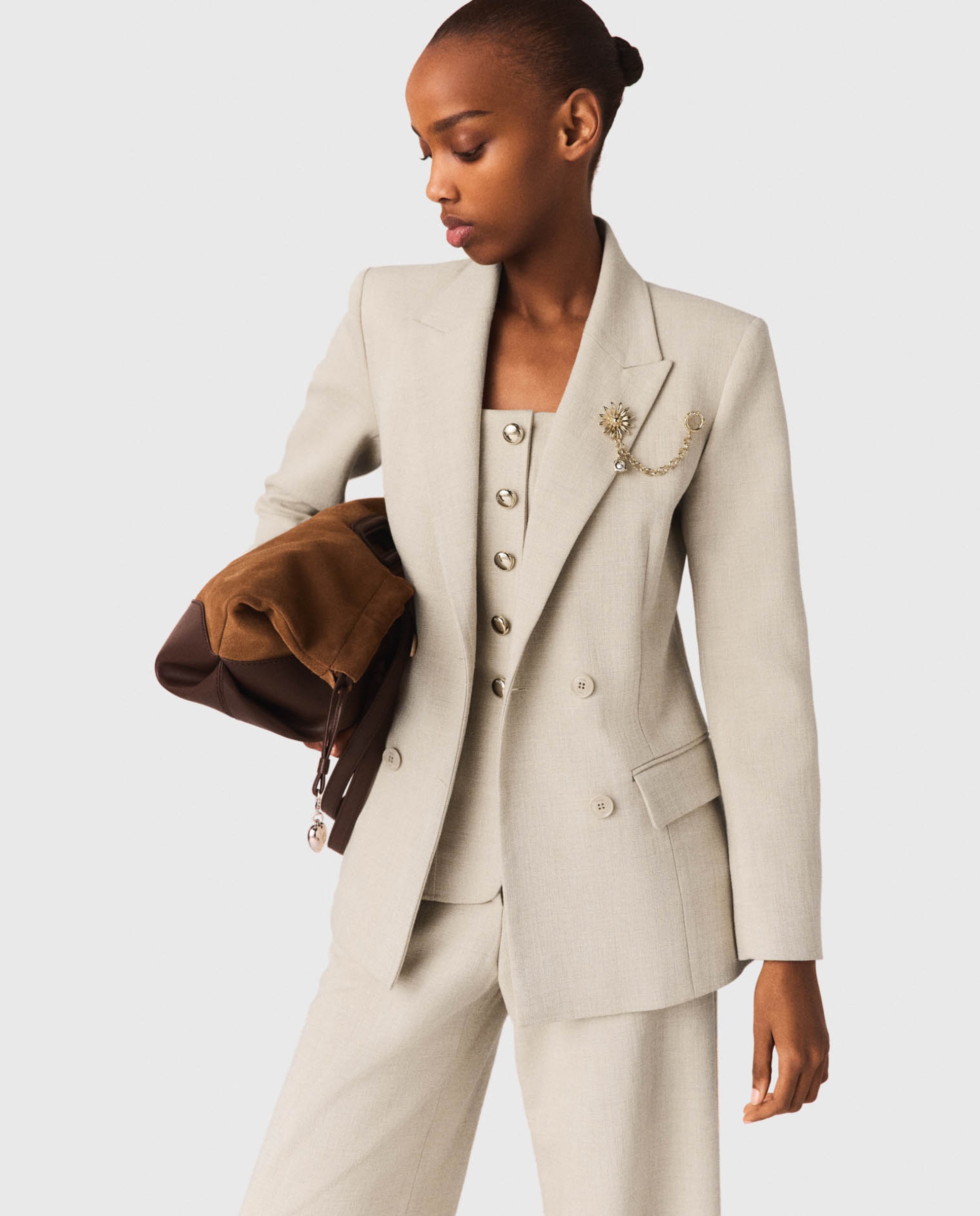 Imagen 0 de Blazer de mujer de doble botonadura con broche extraíble Beige