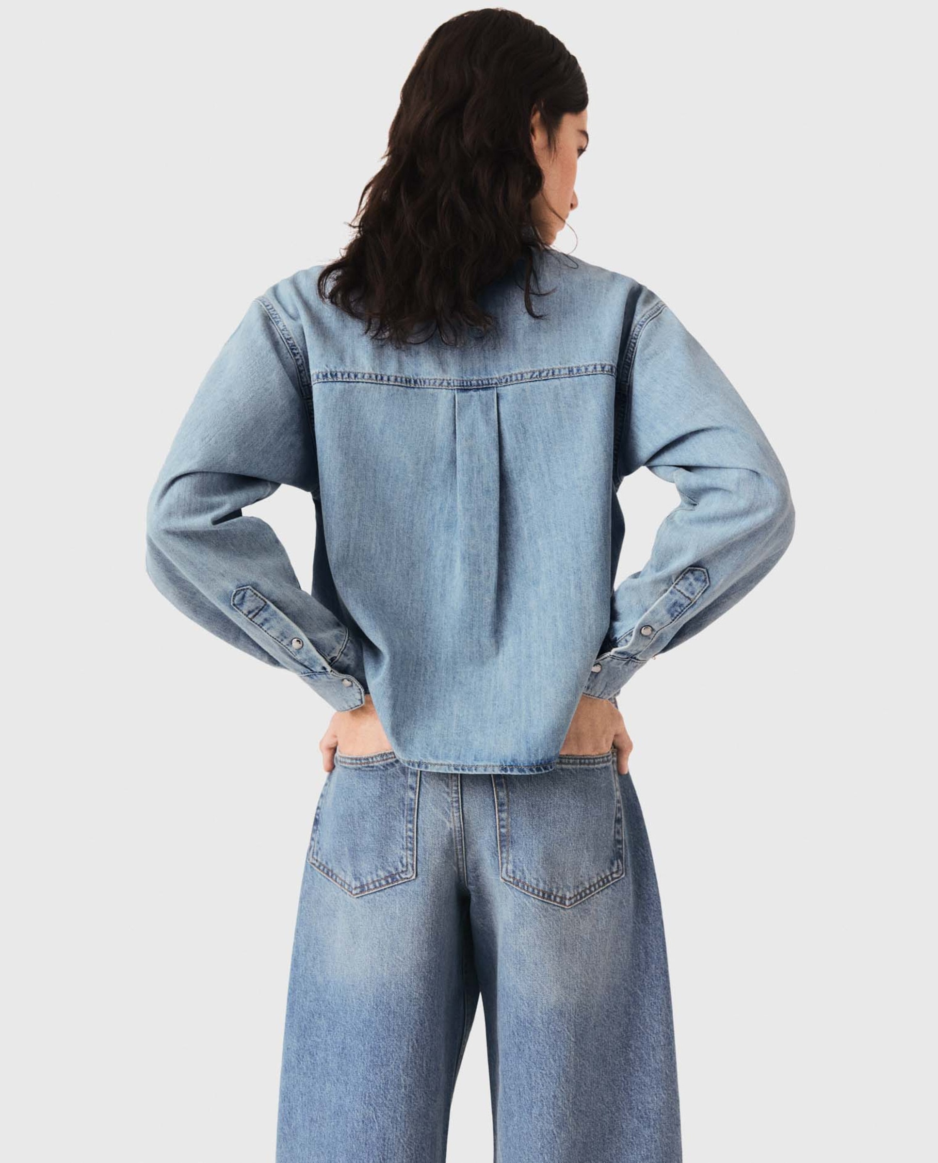 Camisa de mujer vaquera corta holgada deslavada con logo - Maje - Azul Azul-2