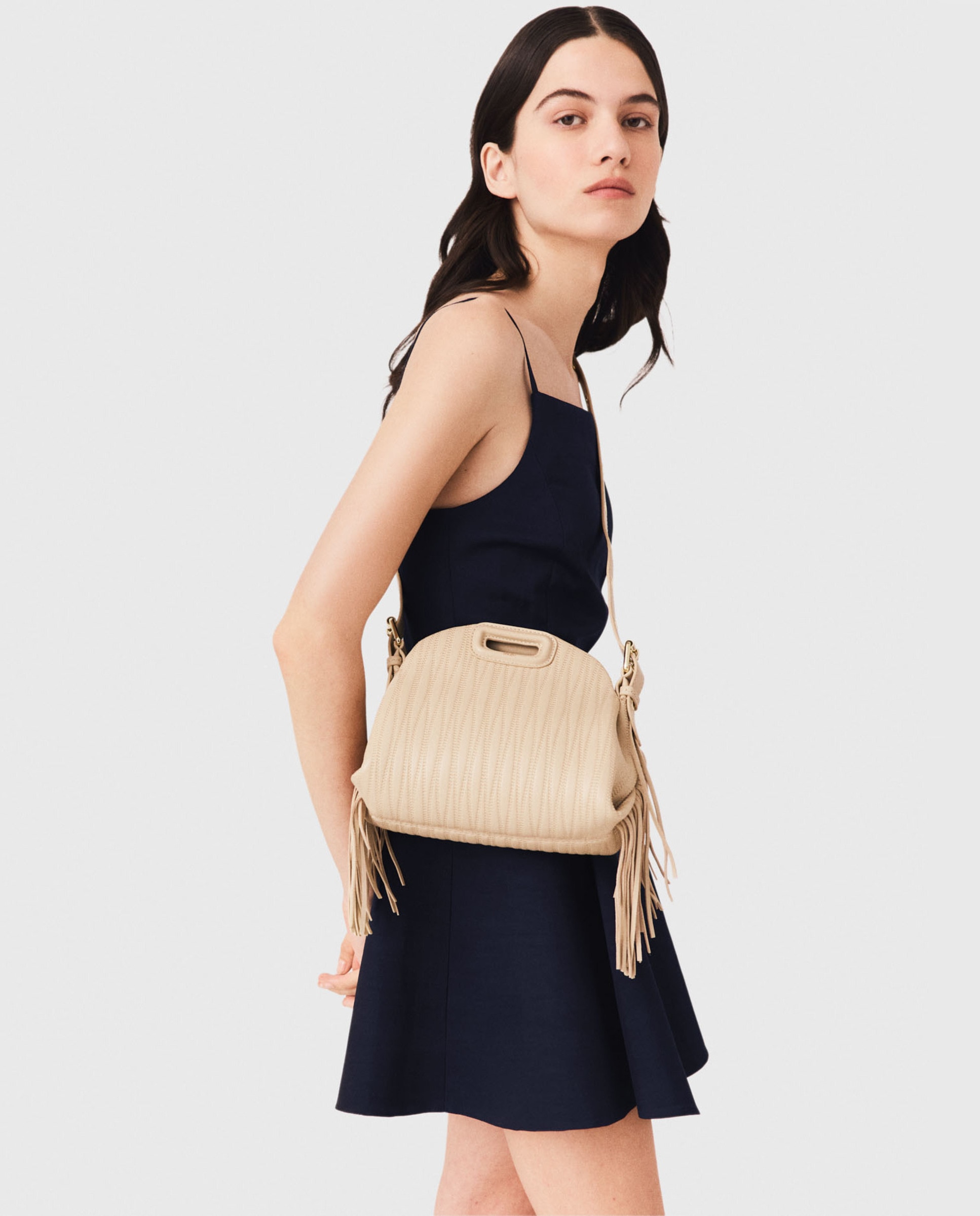 Imagen 0 de Bolso bandolera miss m mini de piel pespunteada con solapa multiposición Crema