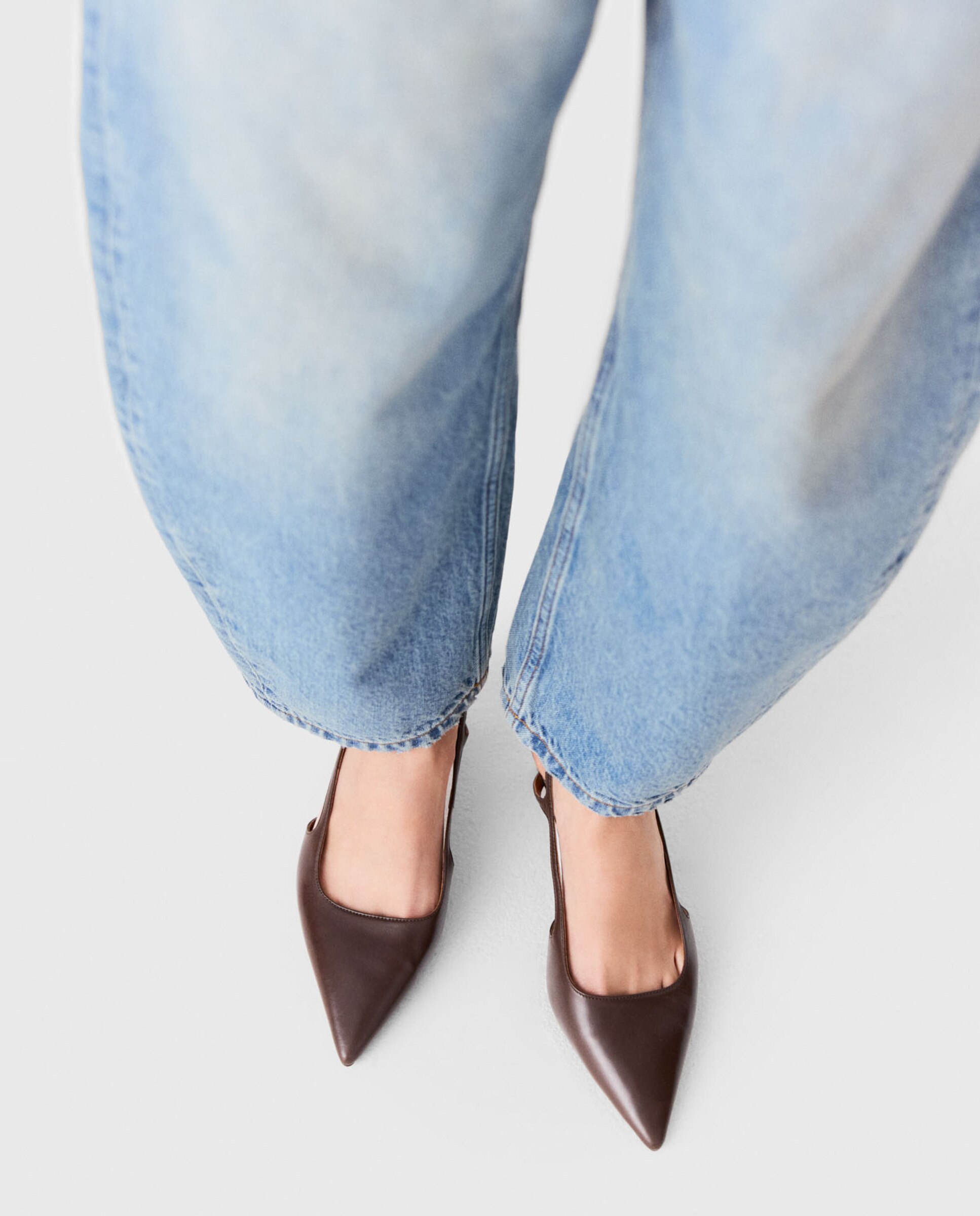 Imagen 0 de Zapatos de salón de mujer de piel con tira trasera Marrón