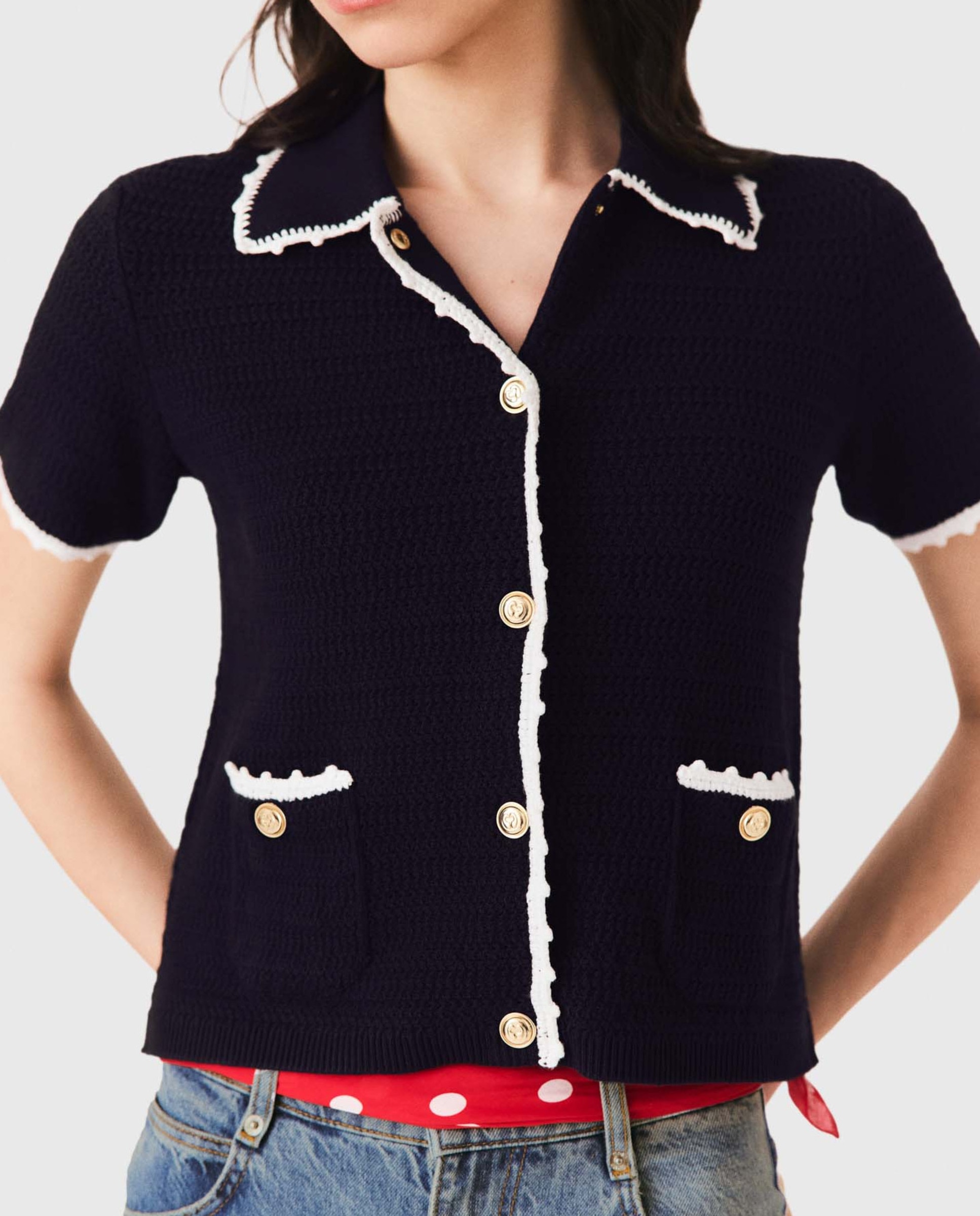 Cárdigan de punto de mujer con cuello polo, acabados festoneados y botones joya - Maje - Azul marino Azul marino-6