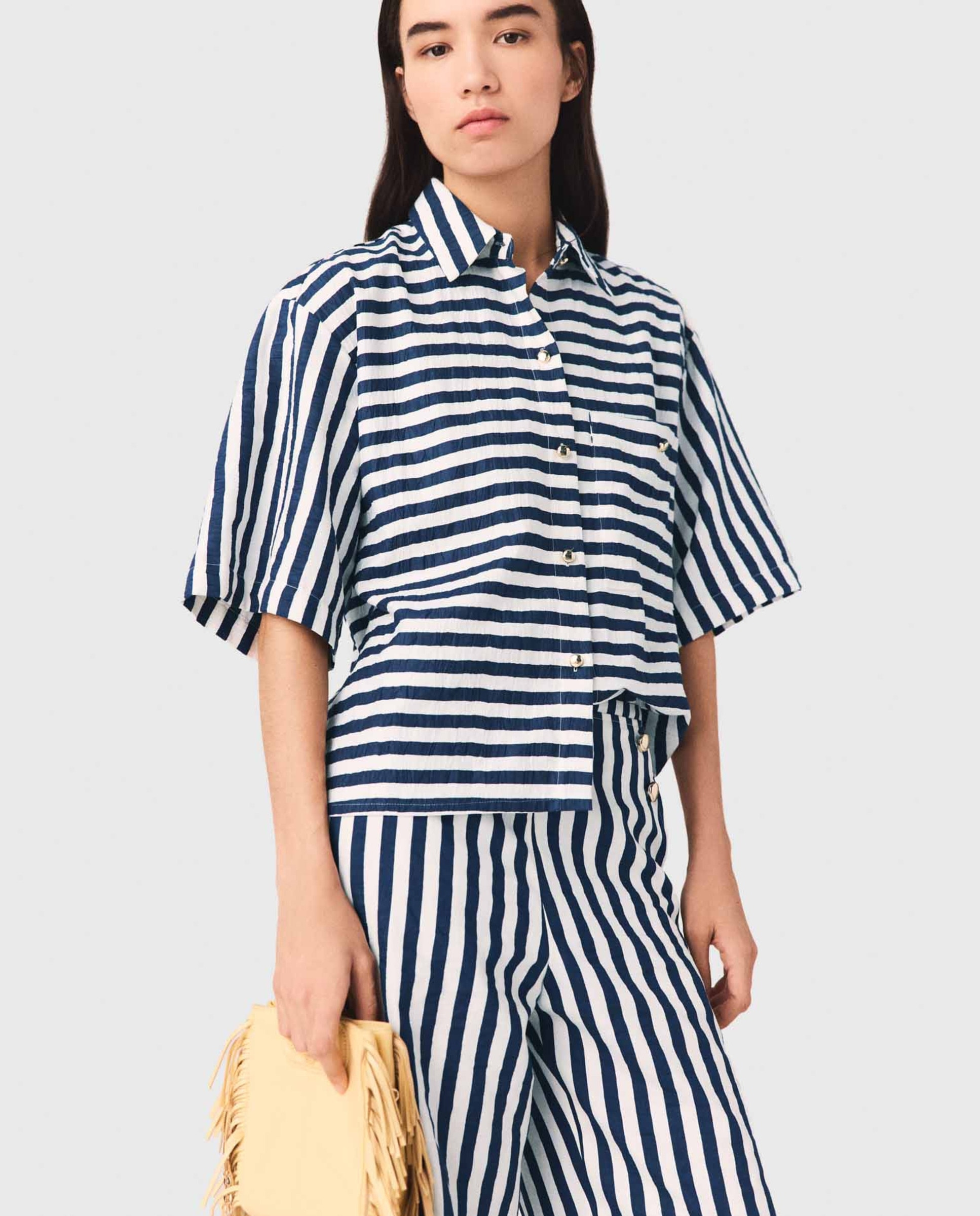 Maje - Camisa de mujer corta con lino y algodón a rayas marineras y textura gofrada.
