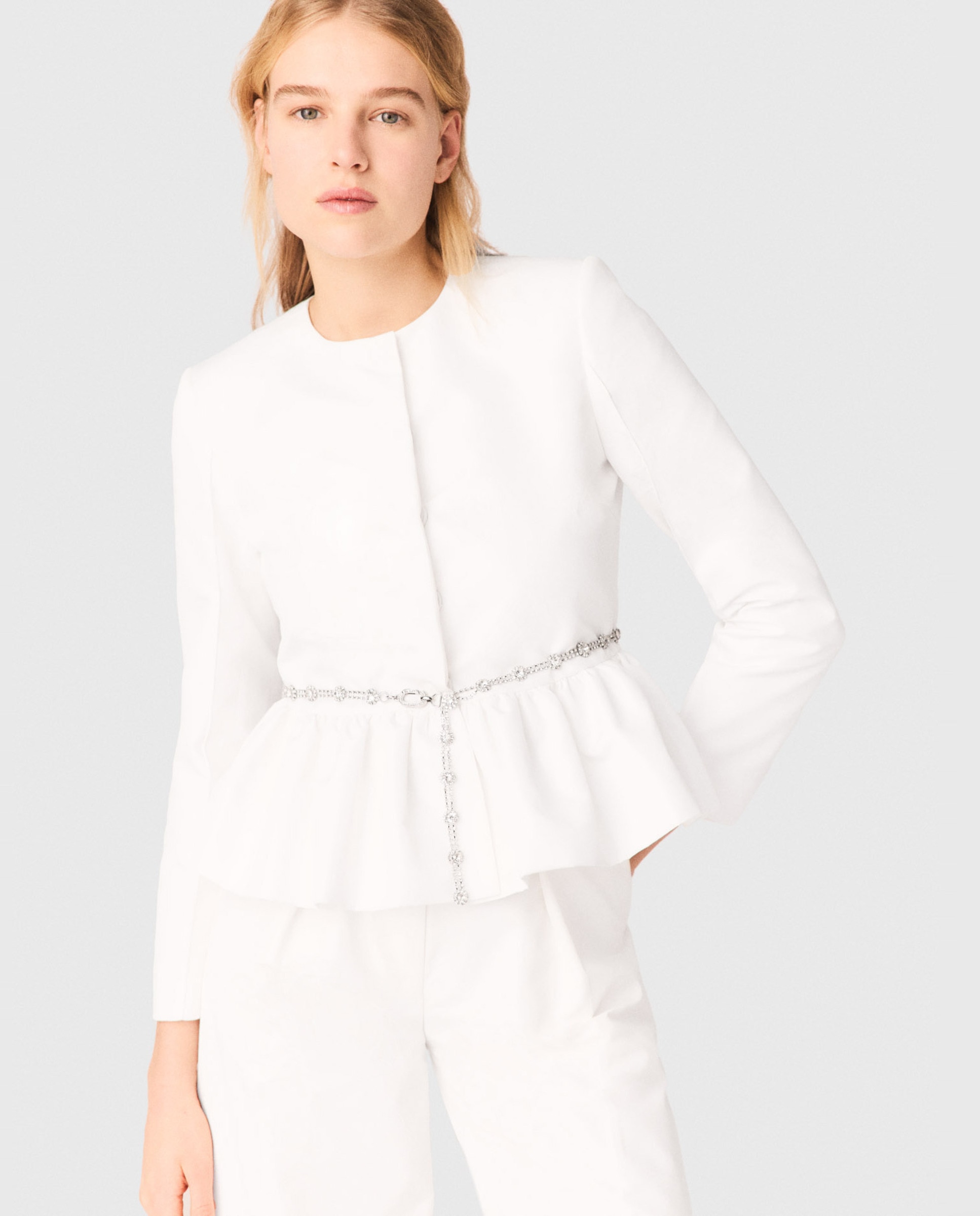 Maje - Chaqueta de mujer corta con peplum fruncido y cinturón de cadena joya.