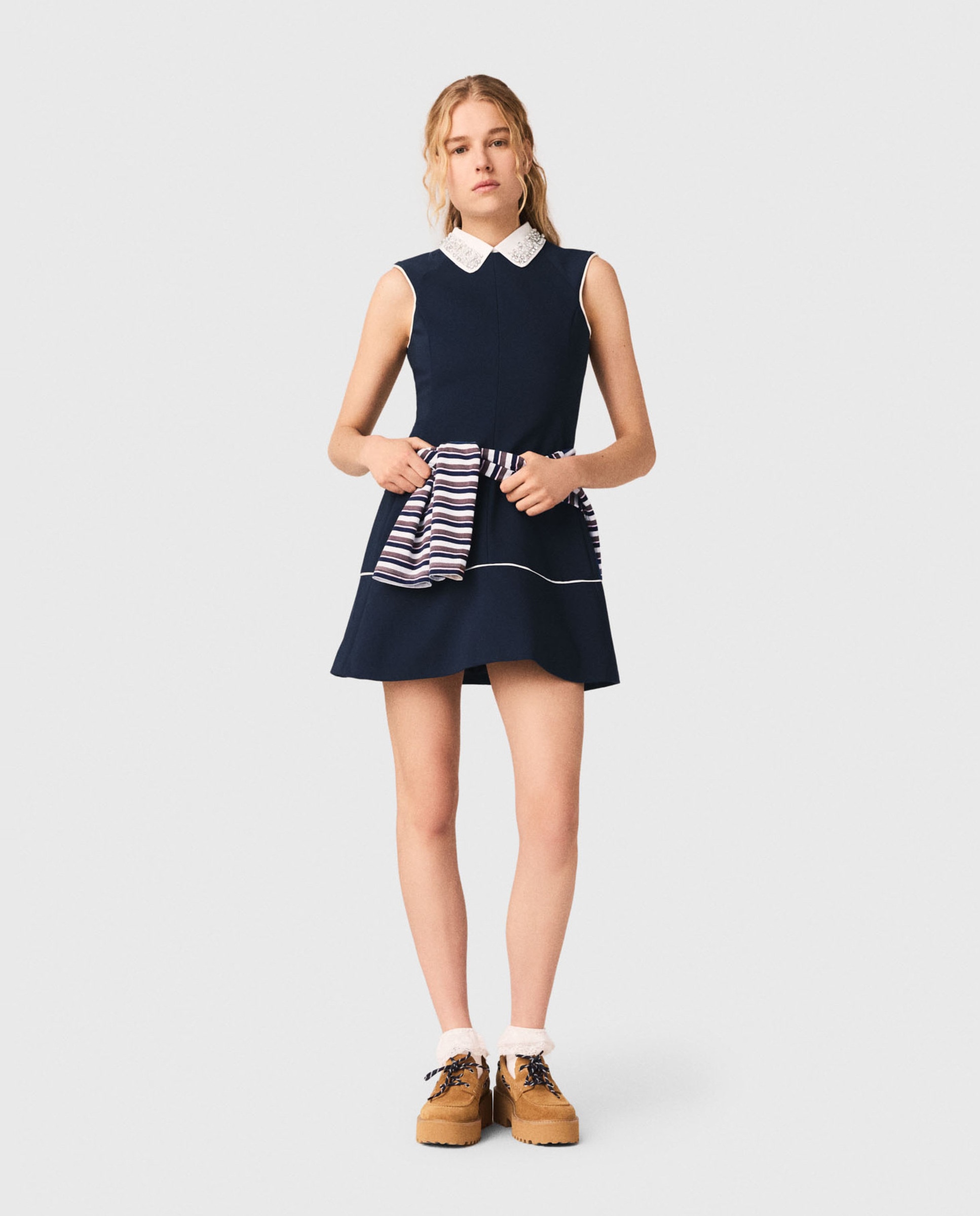 Maje - Vestido corto evasé con cuello bebé desmontable.
