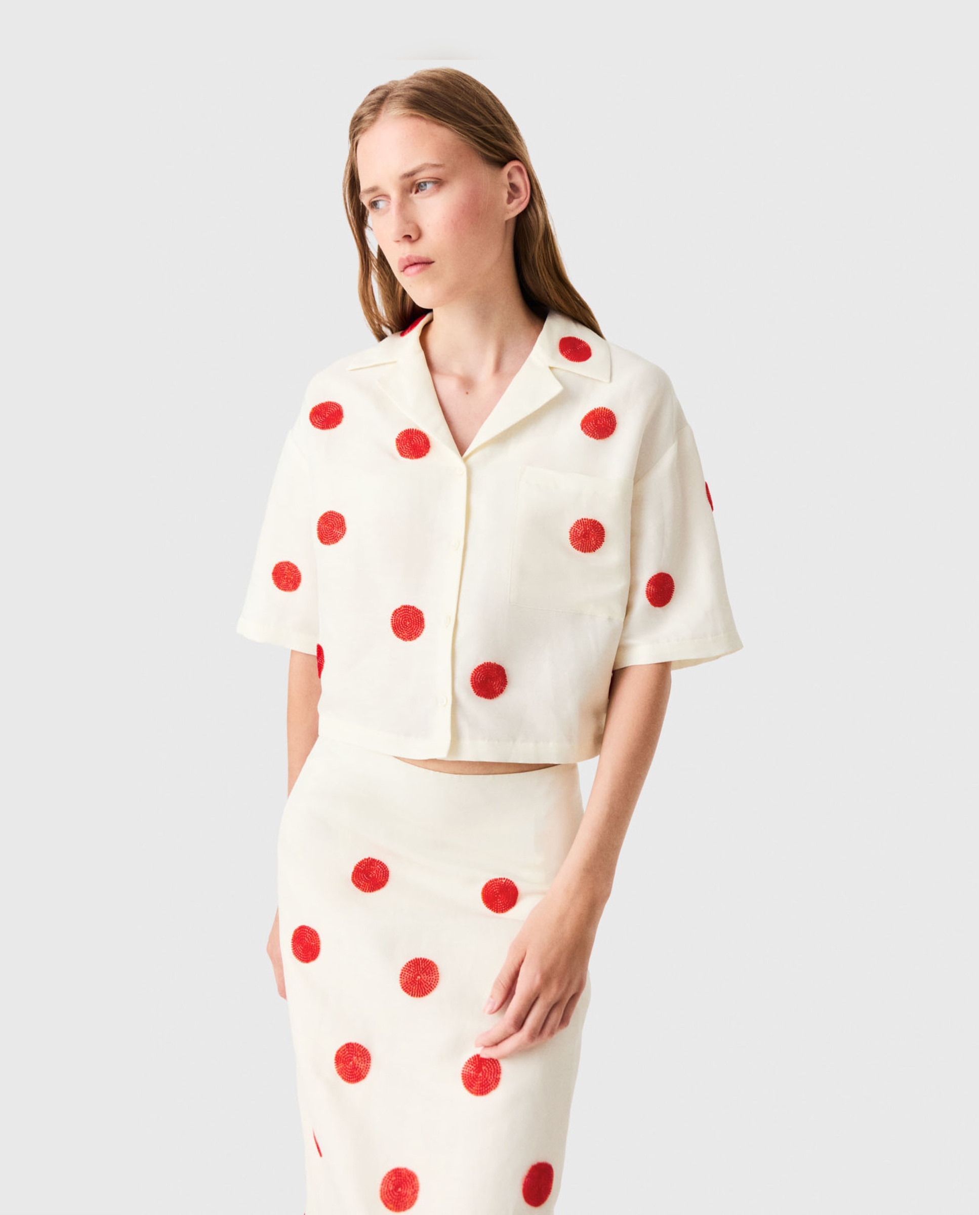 Camisa de mujer corta con lino y seda bordada con perlas