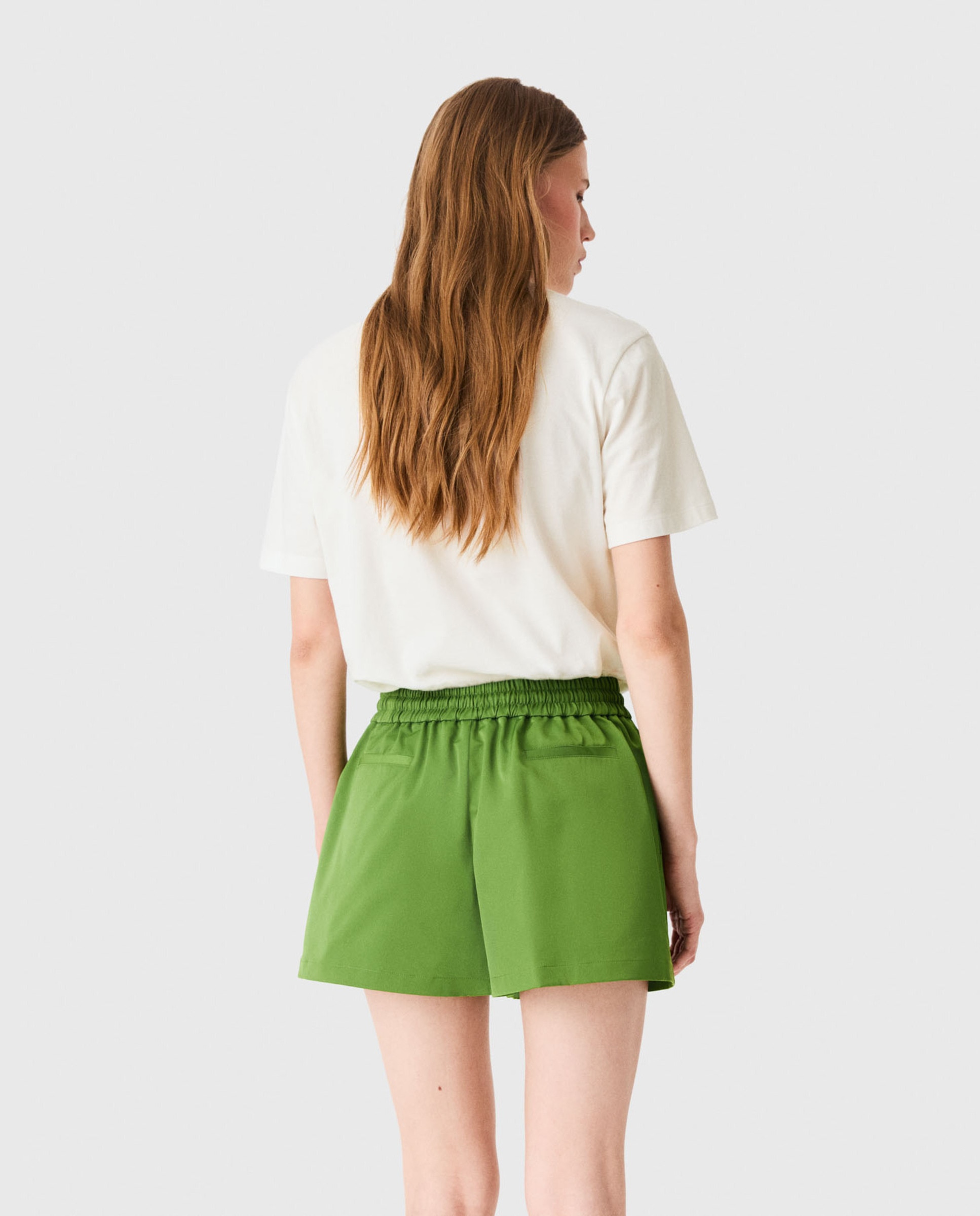 Short de mujer de tejido técnico con cintura fruncida - Maje - Verde Verde-2