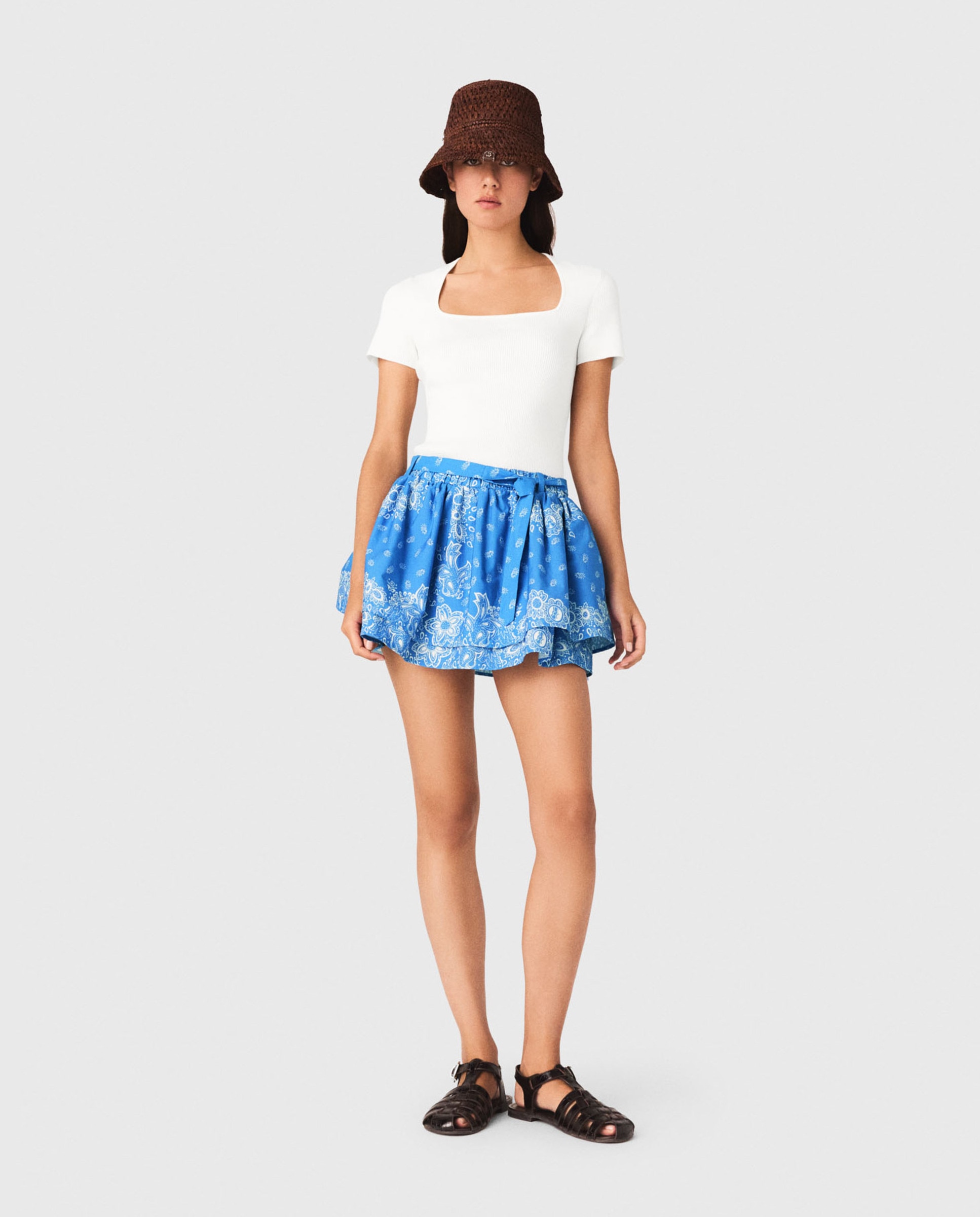 Maje - Falda corta con volantes estampada.