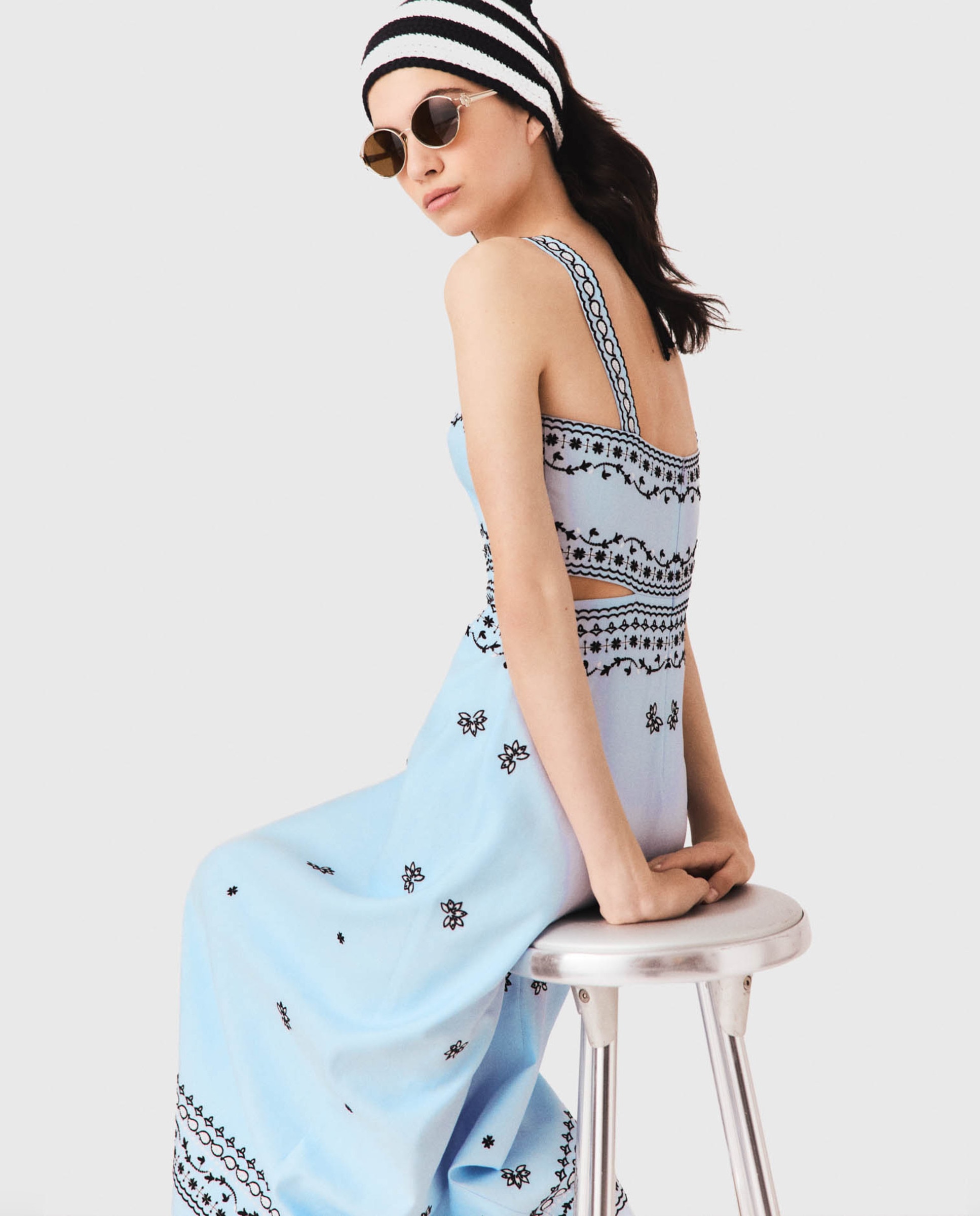 Vestido largo de lino con bordados, escote cuadrado y recortes - Maje - Azul claro Azul claro-5
