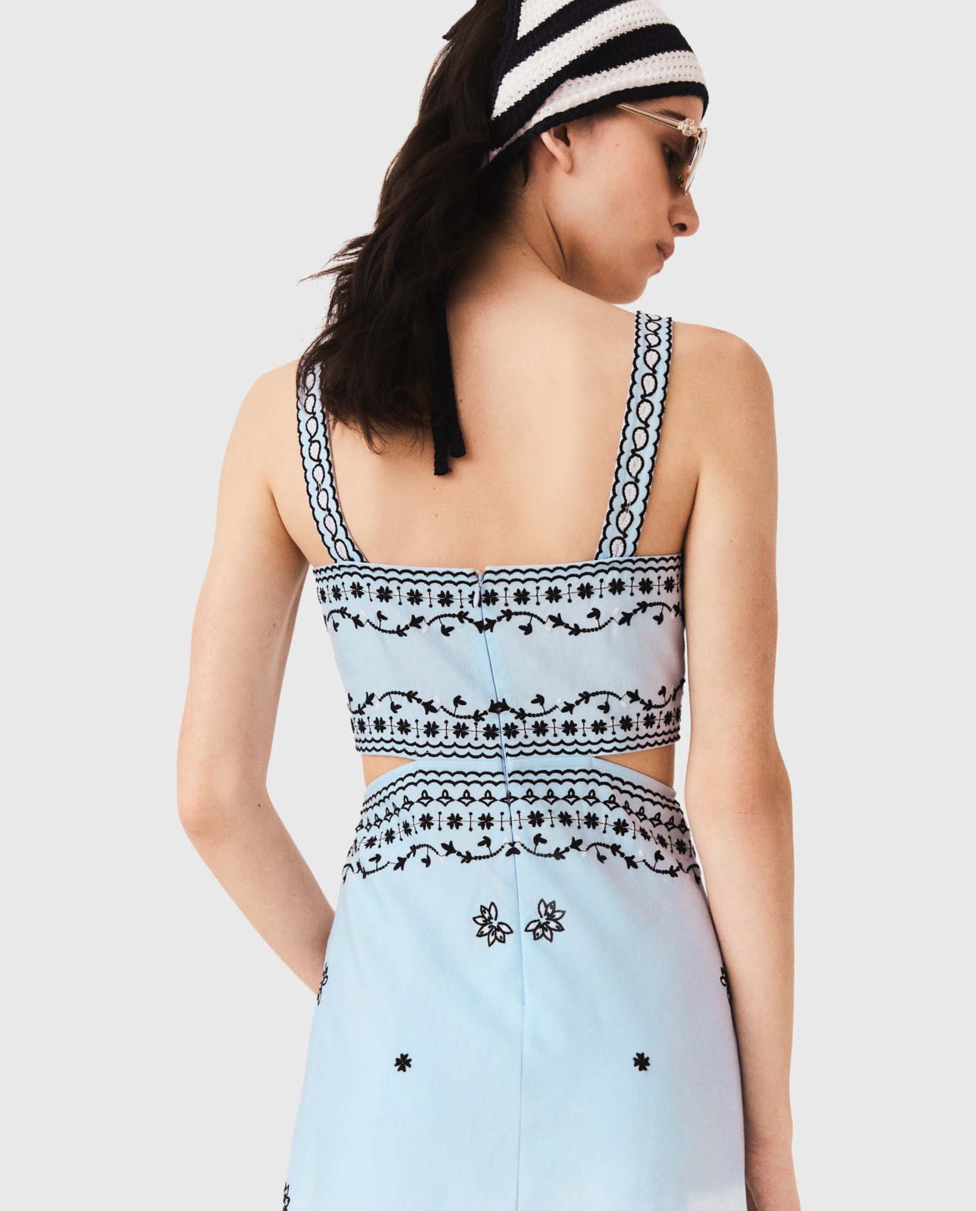 Vestido largo de lino con bordados, escote cuadrado y recortes - Maje - Azul claro Azul claro-6