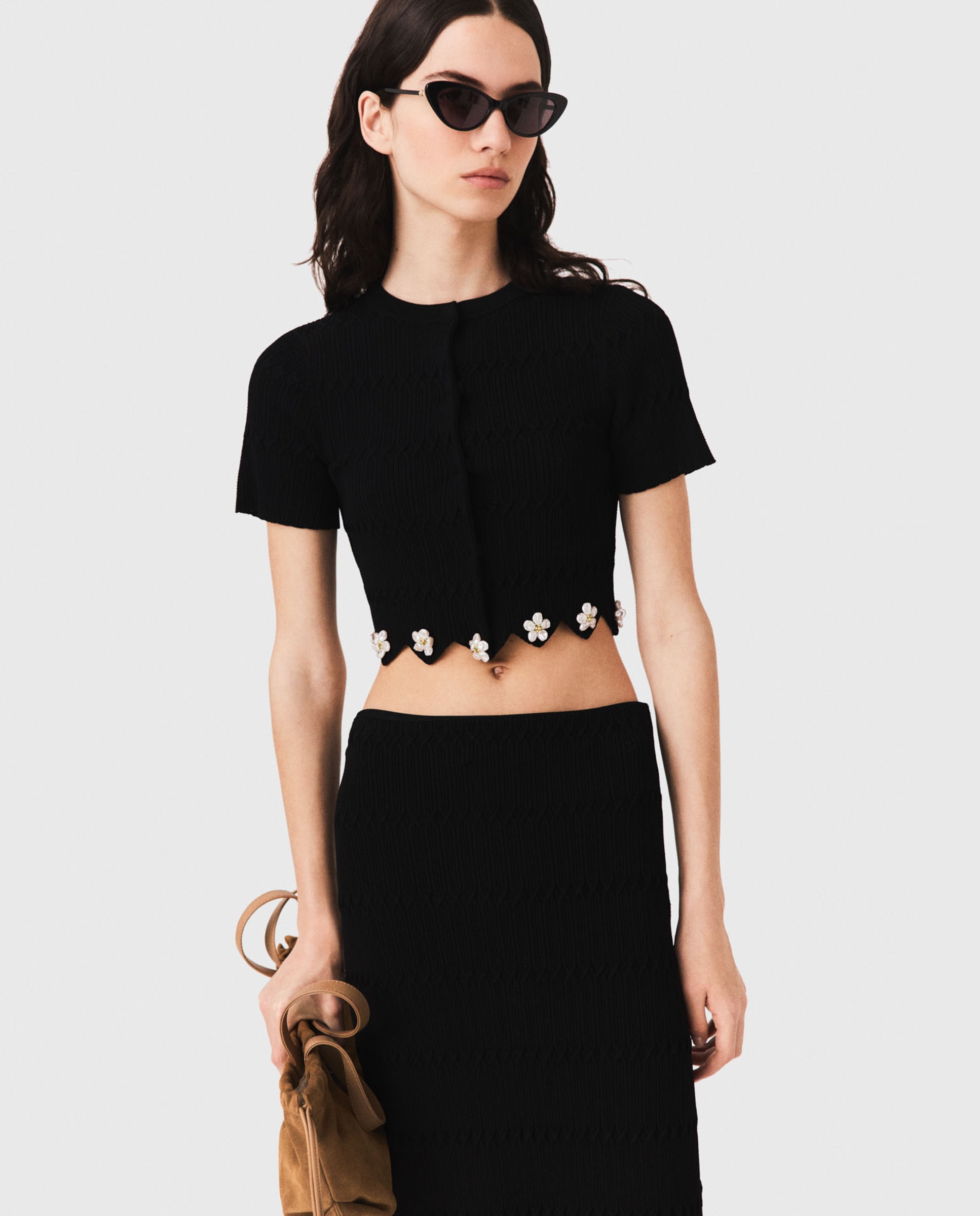 Imagen 0 de Cárdigan de punto corto de mujer con flores y perlas Negro