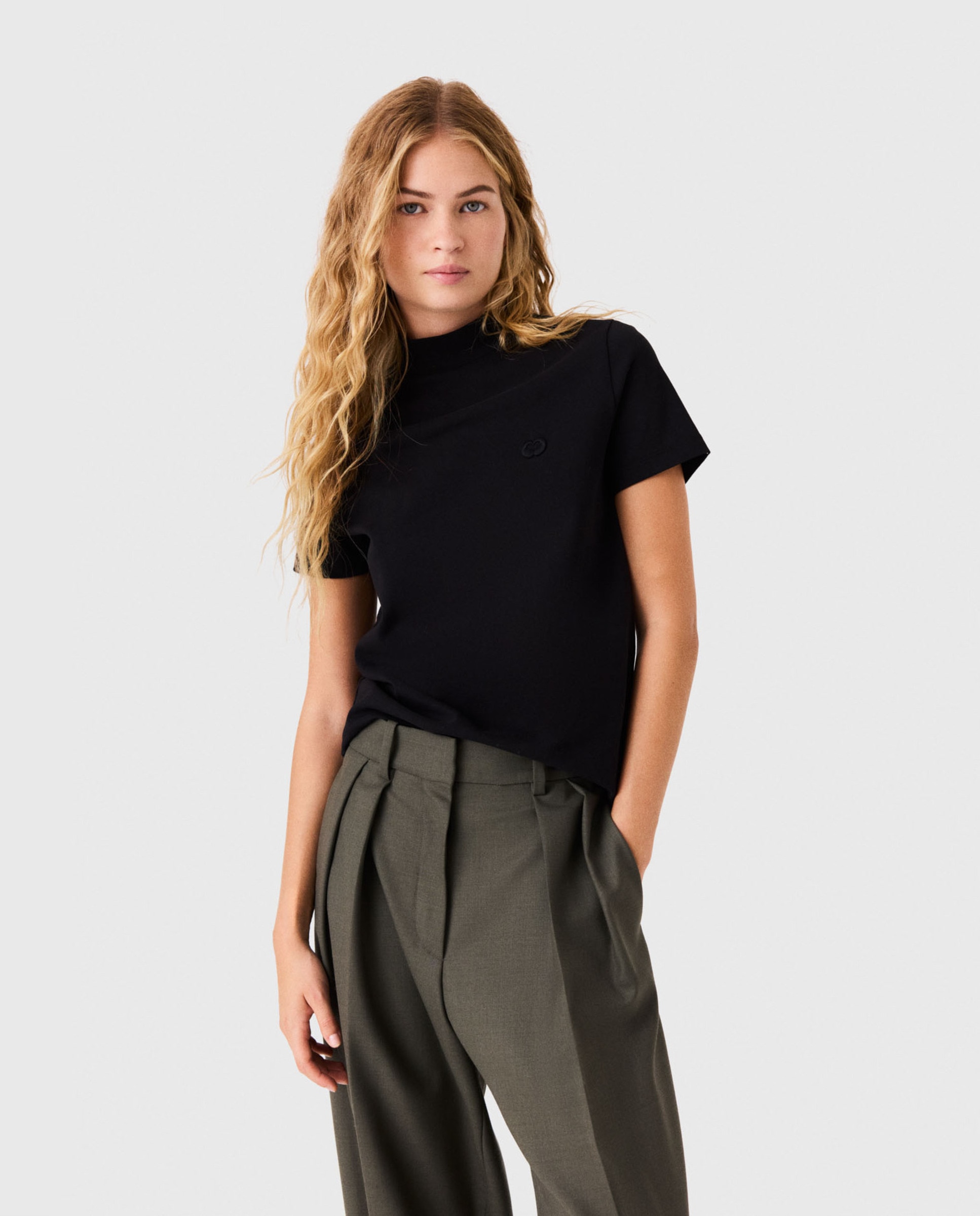 Camiseta de mujer con cuello alto y cremallera trasera - Maje - Negro Negro-1