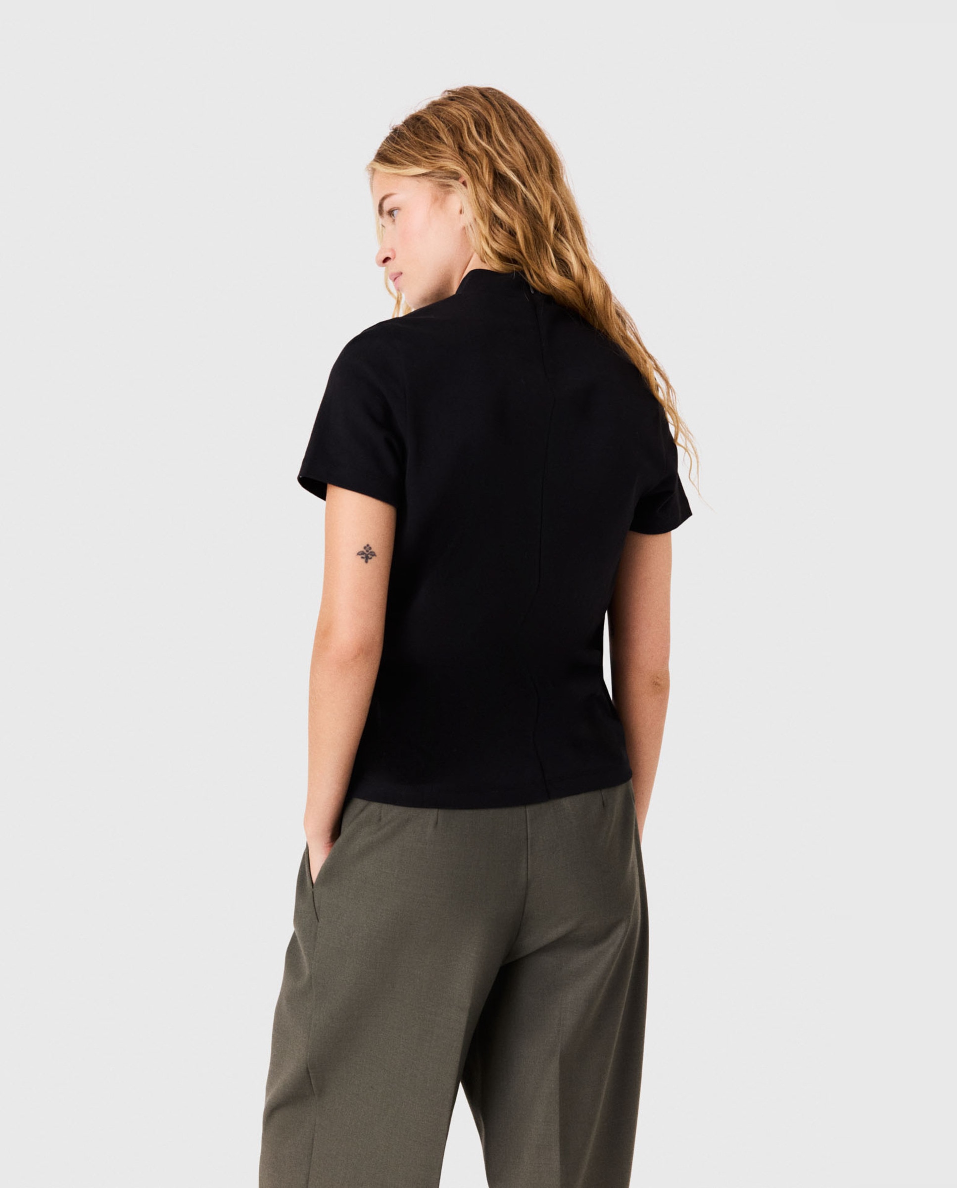 Camiseta de mujer con cuello alto y cremallera trasera - Maje - Negro Negro-2