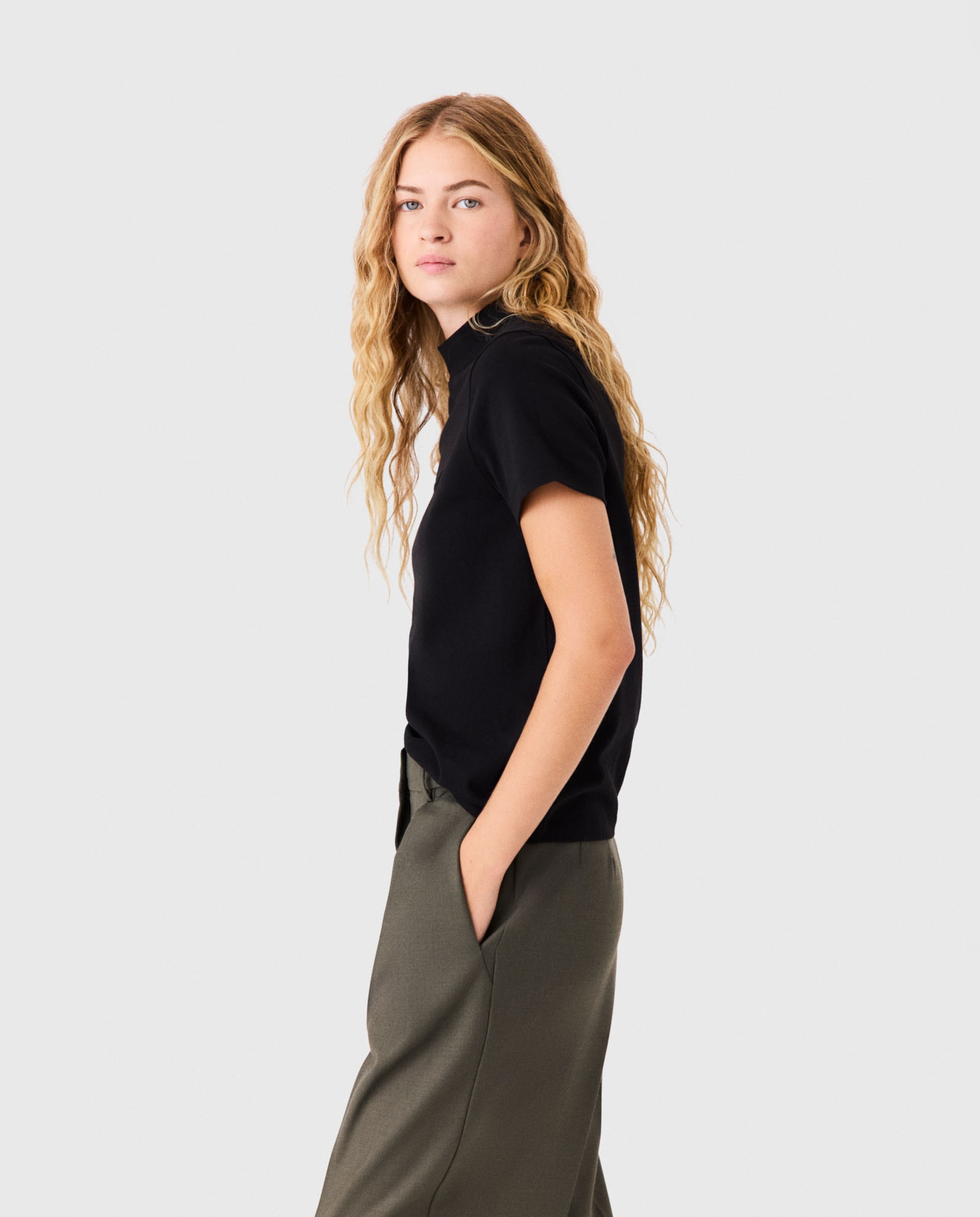 Camiseta de mujer con cuello alto y cremallera trasera - Maje - Negro Negro-3