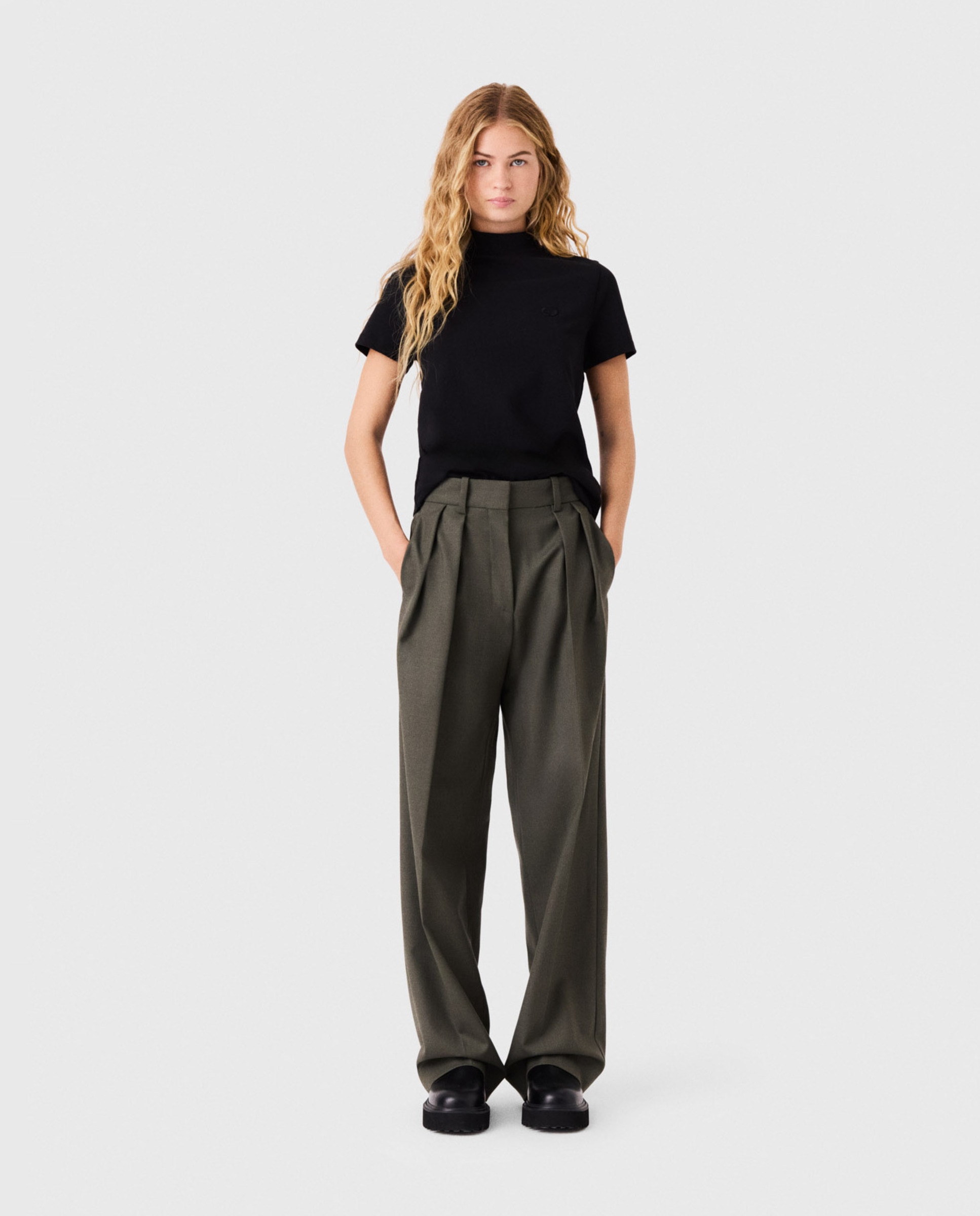 Camiseta de mujer con cuello alto y cremallera trasera - Maje - Negro Negro-4