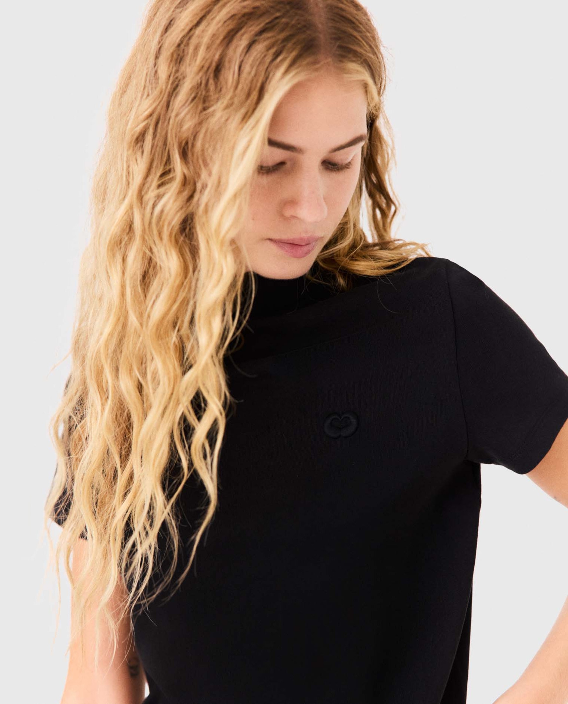 Camiseta de mujer con cuello alto y cremallera trasera - Maje - Negro Negro-5