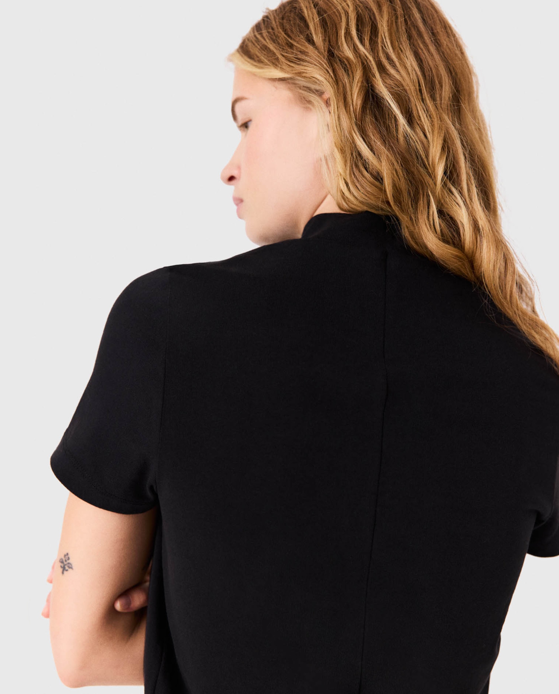 Camiseta de mujer con cuello alto y cremallera trasera - Maje - Negro Negro-6