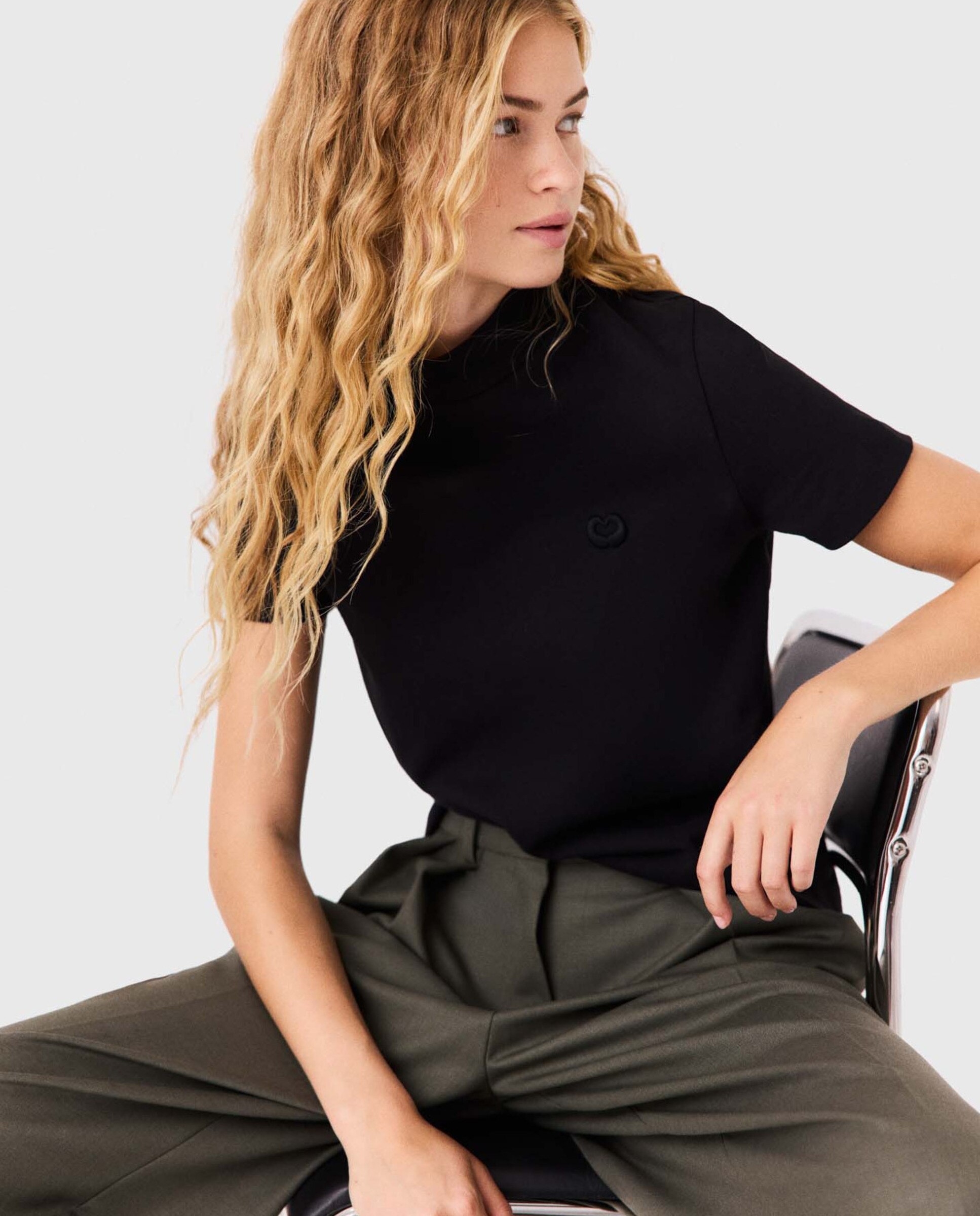 Camiseta de mujer con cuello alto y cremallera trasera - Maje - Negro Negro-7