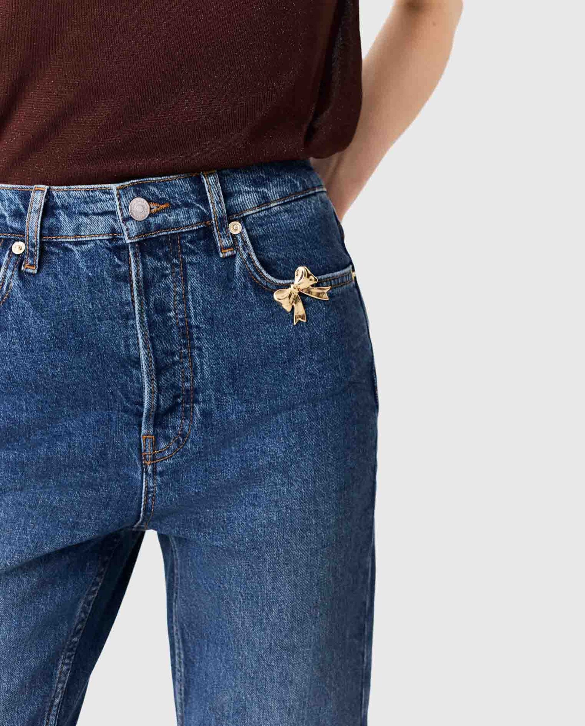 Vaquero pitillo de mujer con broche de lazo dorado y bajo deshilachado - Maje - Azul Azul-6