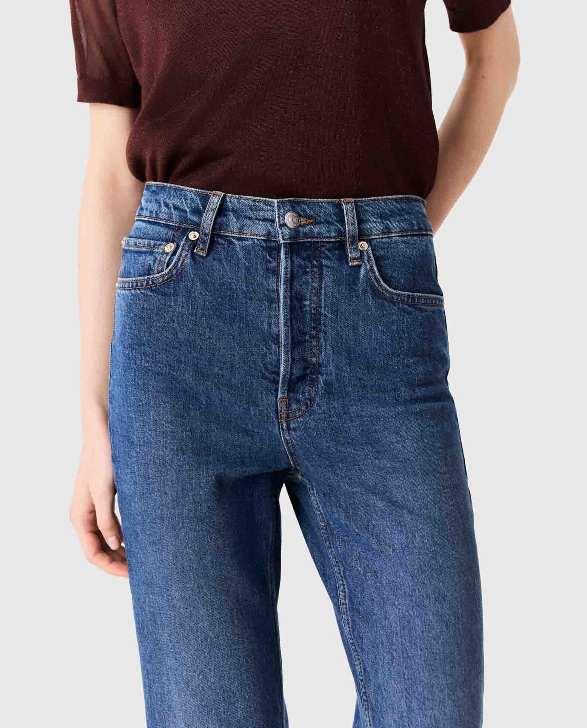 Vaquero pitillo de mujer con broche de lazo dorado y bajo deshilachado - Maje - Azul Azul-7