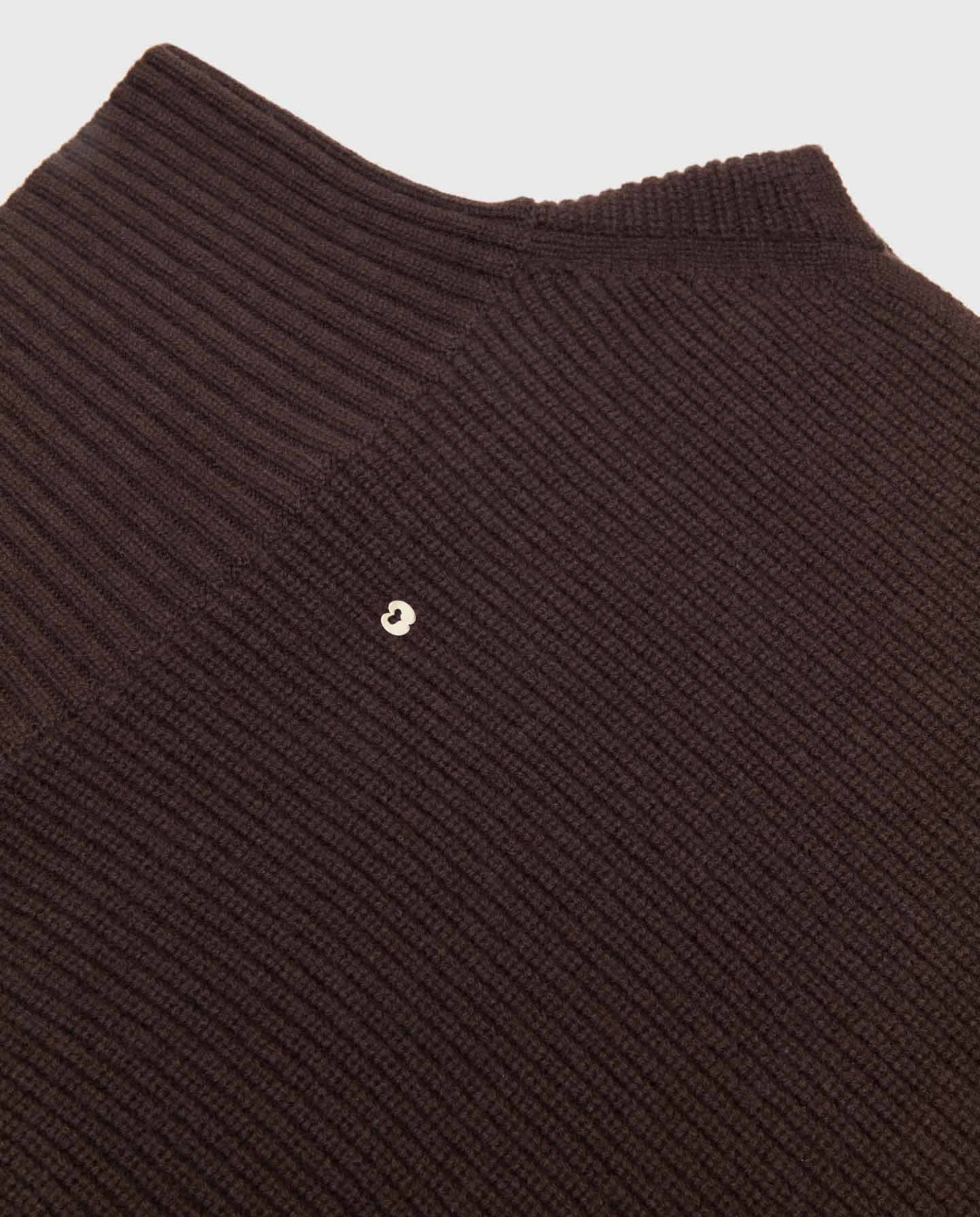 Imagen 4 de Cuello de mujer alto de punto acanalado con lazos laterales - Maje - Marrón oscuro Marrón oscuro