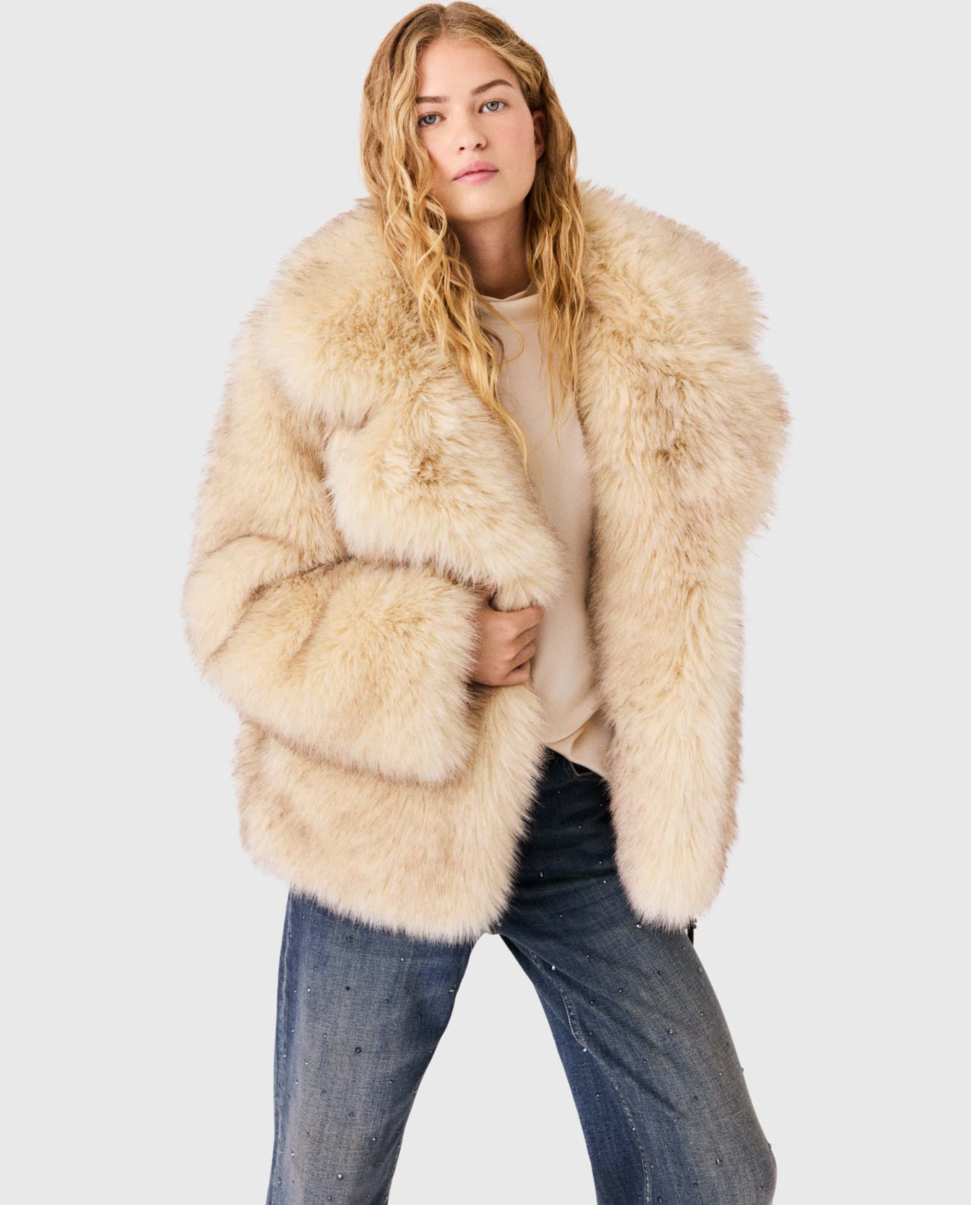 Imagen 0 de Abrigo de mujer de pelo sintético oversize con cuello ancho Beige