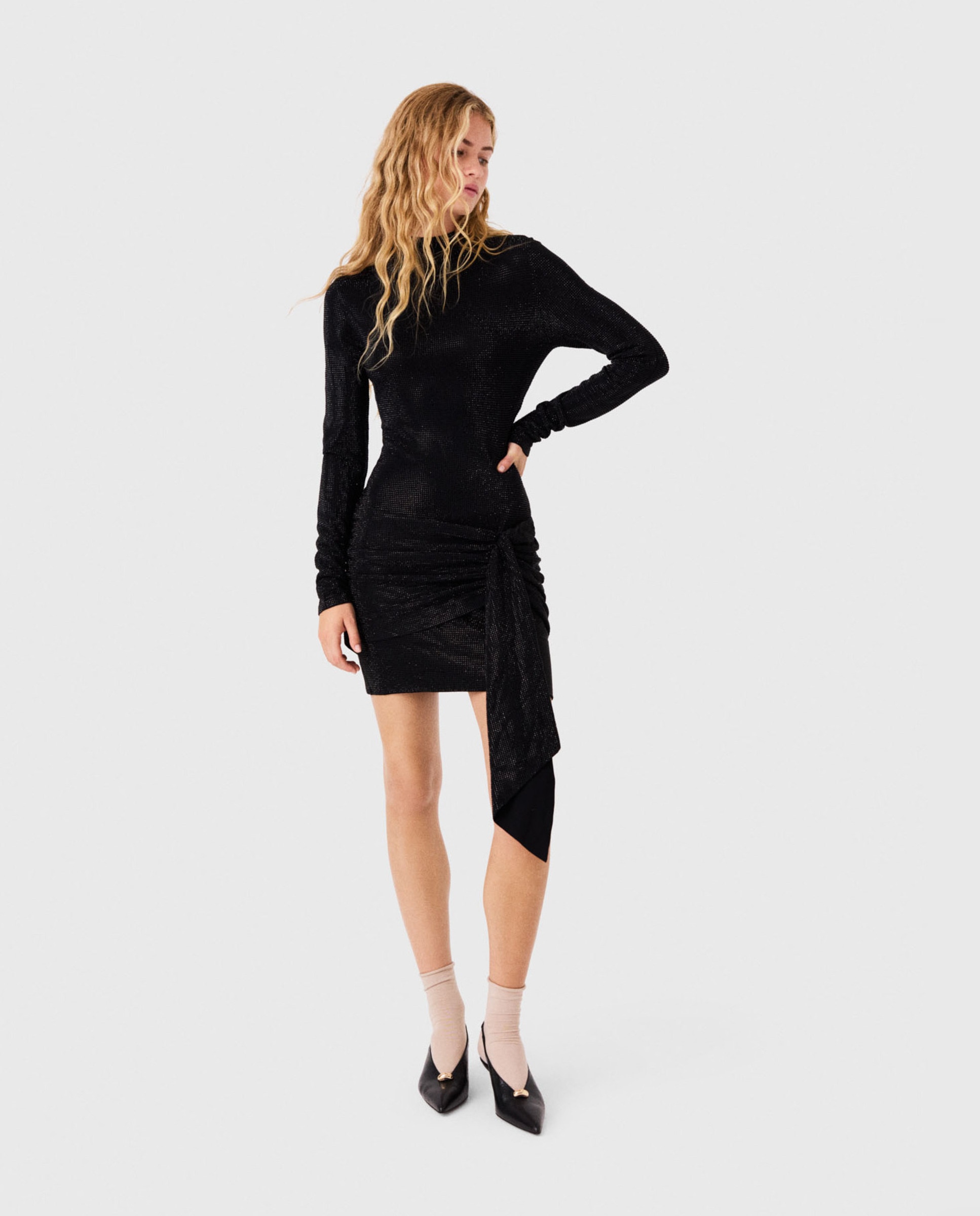 Vestido corto ajustado con cuello alto, strass y lazo - Maje - Negro Negro-4