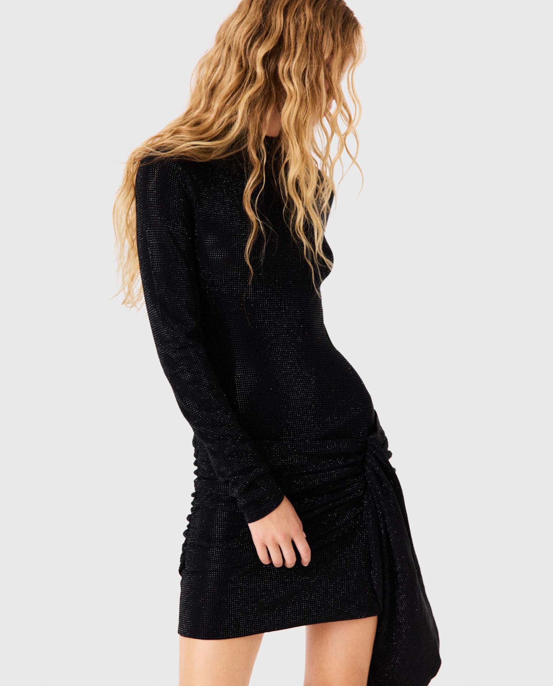 Vestido corto ajustado con cuello alto, strass y lazo - Maje - Negro Negro-6