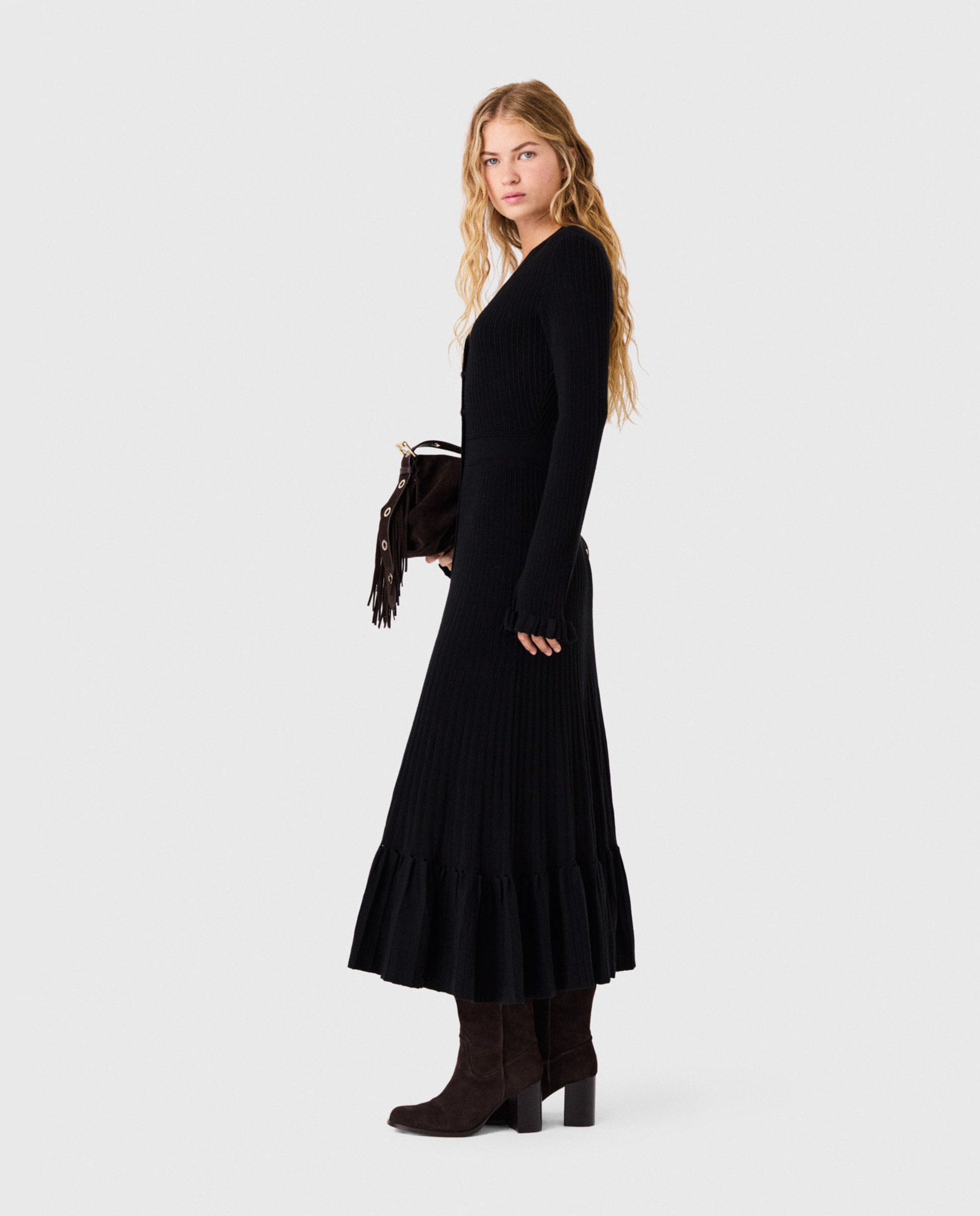 Vestido largo ajustado de punto acanalado con volantes, escote en v y con lana - Maje - Negro Negro-2