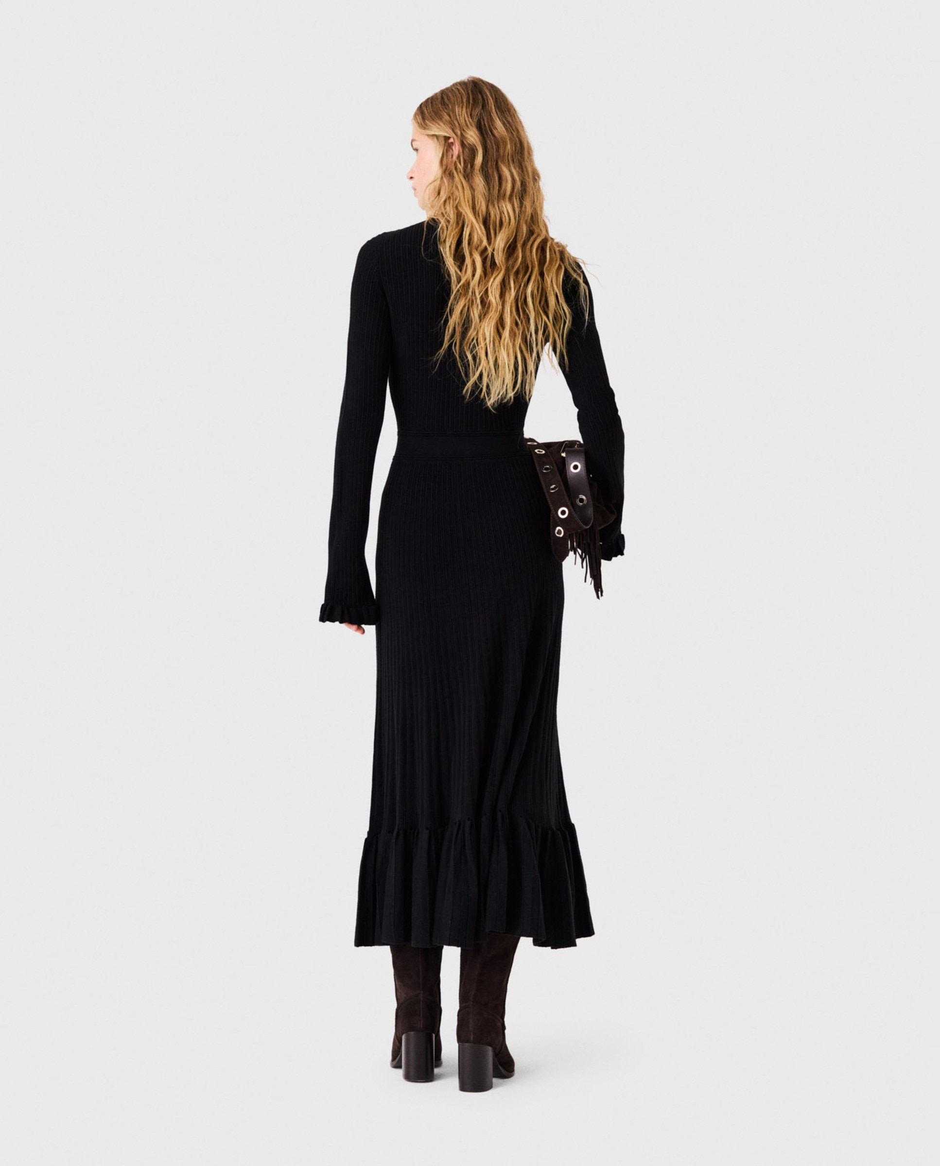 Vestido largo ajustado de punto acanalado con volantes, escote en v y con lana - Maje - Negro Negro-4
