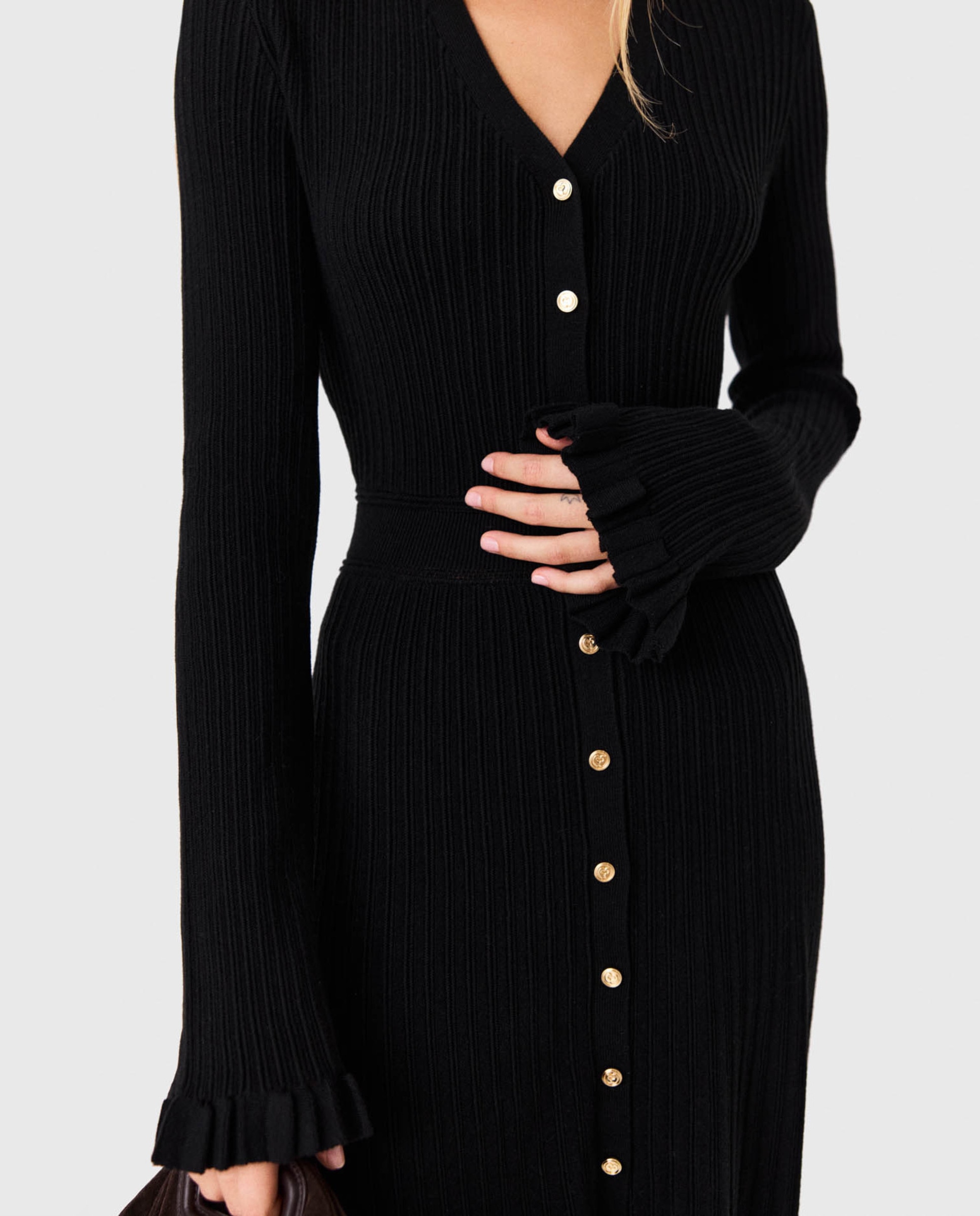 Vestido largo ajustado de punto acanalado con volantes, escote en v y con lana - Maje - Negro Negro-5