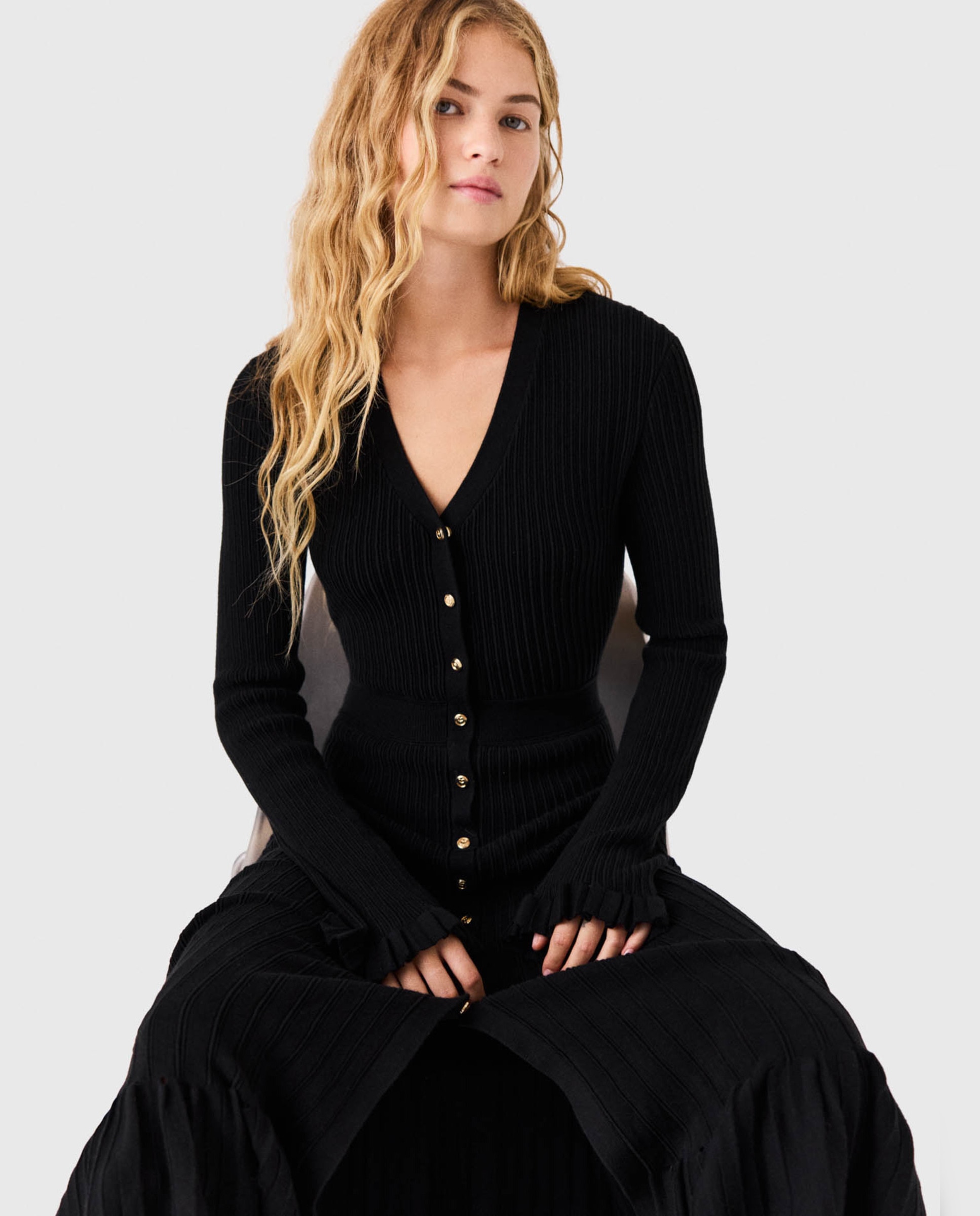 Vestido largo ajustado de punto acanalado con volantes, escote en v y con lana - Maje - Negro Negro-7