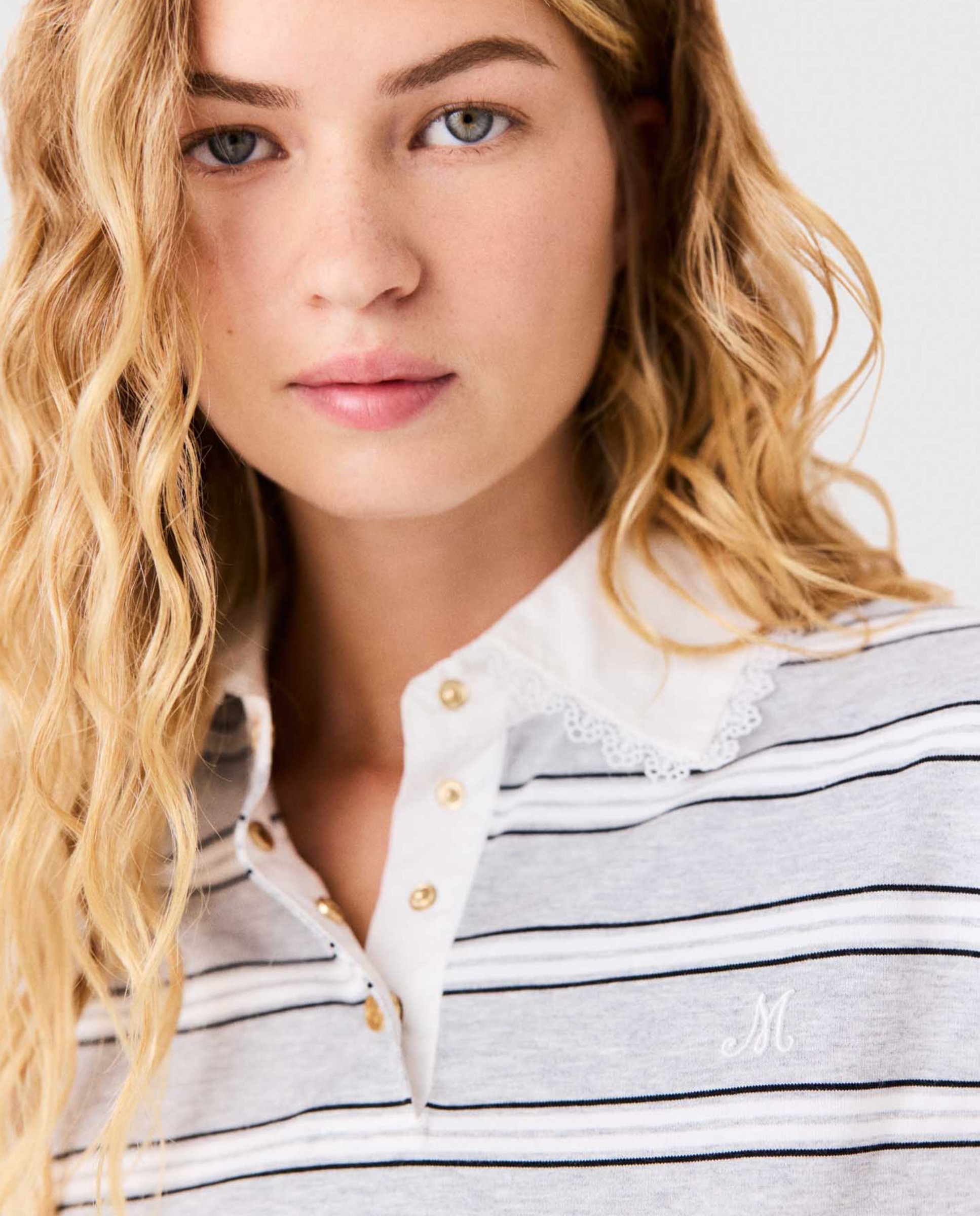 Polo de mujer a rayas con encaje y bordado - Maje - Gris claro Gris claro-5