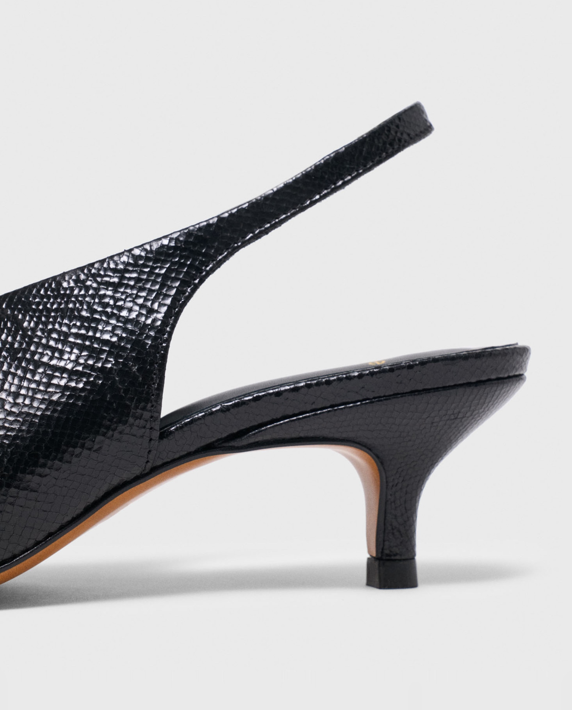 Imagen 10 de Zapatos de salón de mujer destalonados de piel efecto víbora - Maje - Negro Negro
