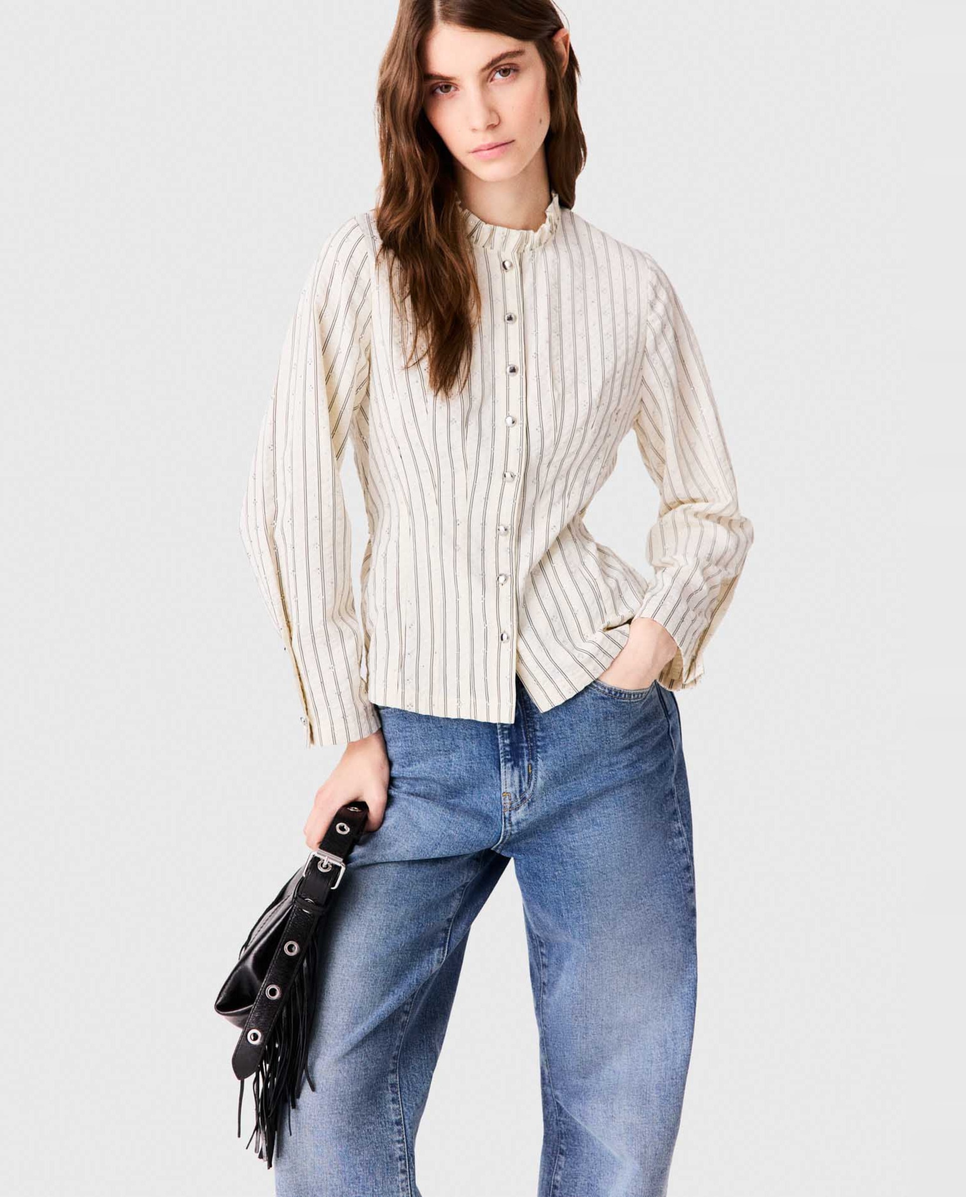 Camisa de mujer entallada con cuello alto y volantes - Maje - Blanco Blanco-1