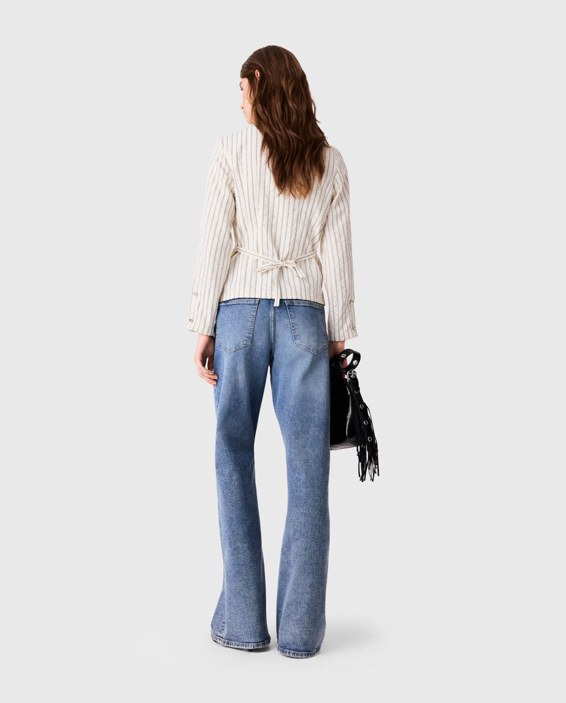 Camisa de mujer entallada con cuello alto y volantes - Maje - Blanco Blanco-2