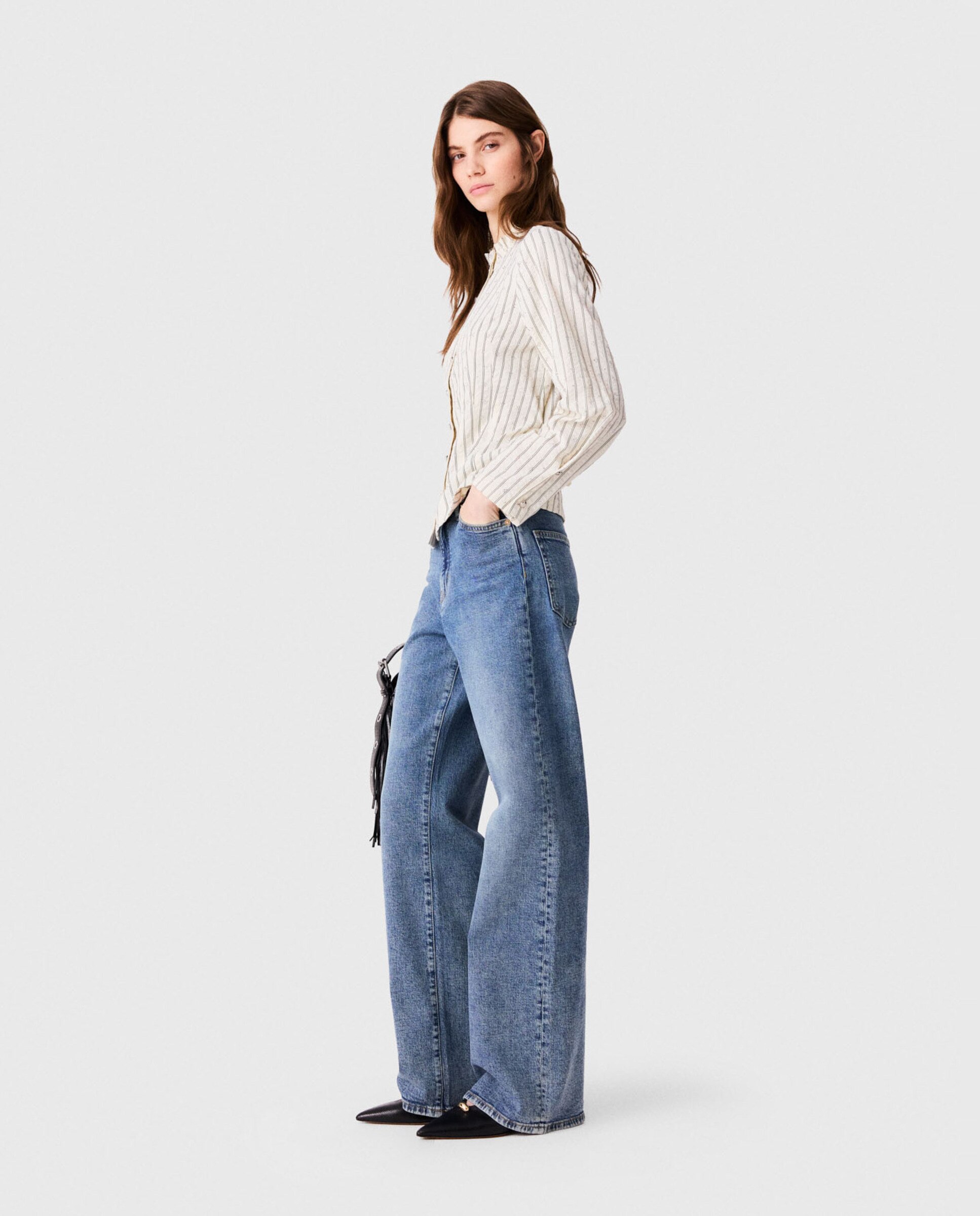 Camisa de mujer entallada con cuello alto y volantes - Maje - Blanco Blanco-4