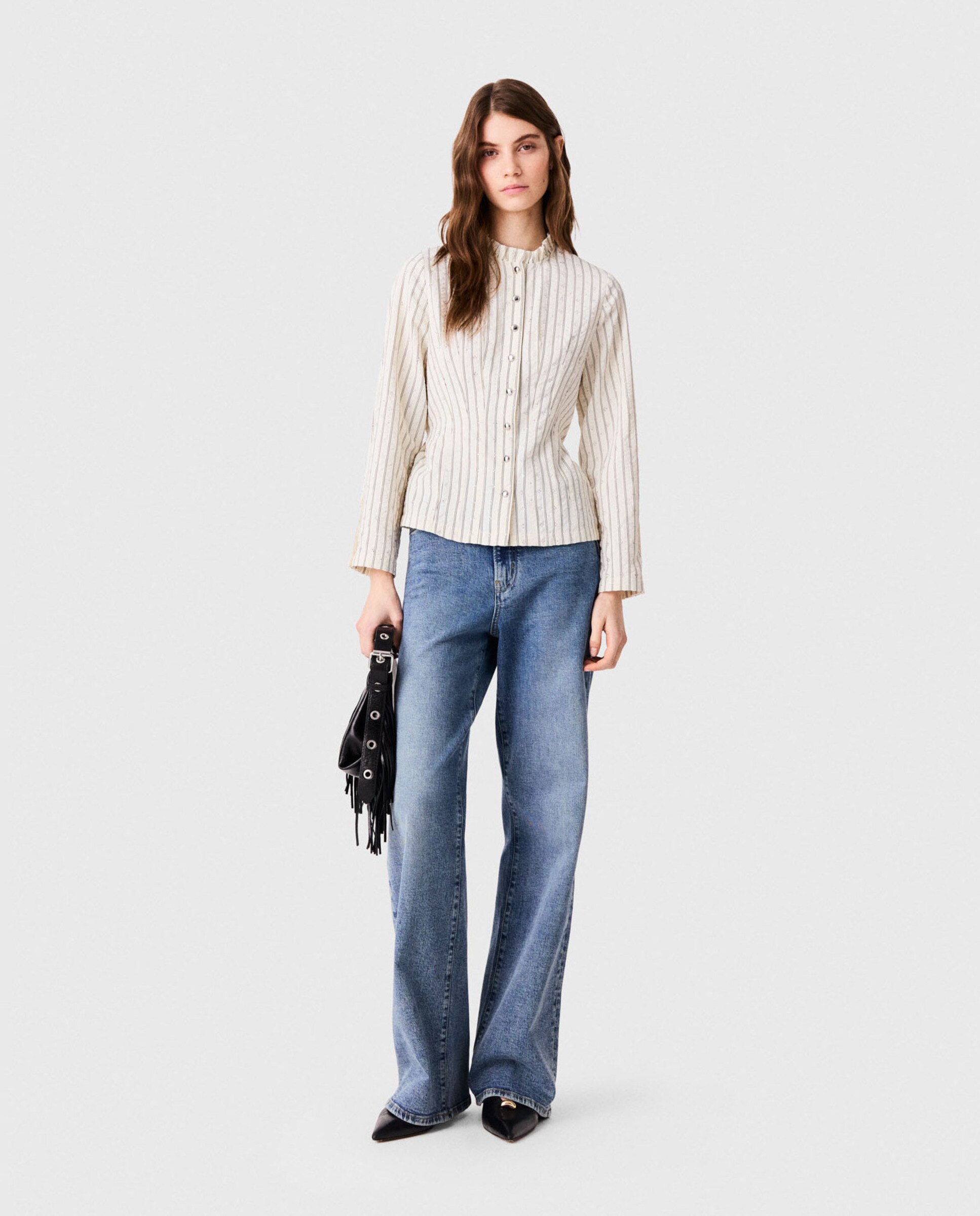 Camisa de mujer entallada con cuello alto y volantes - Maje - Blanco Blanco-6