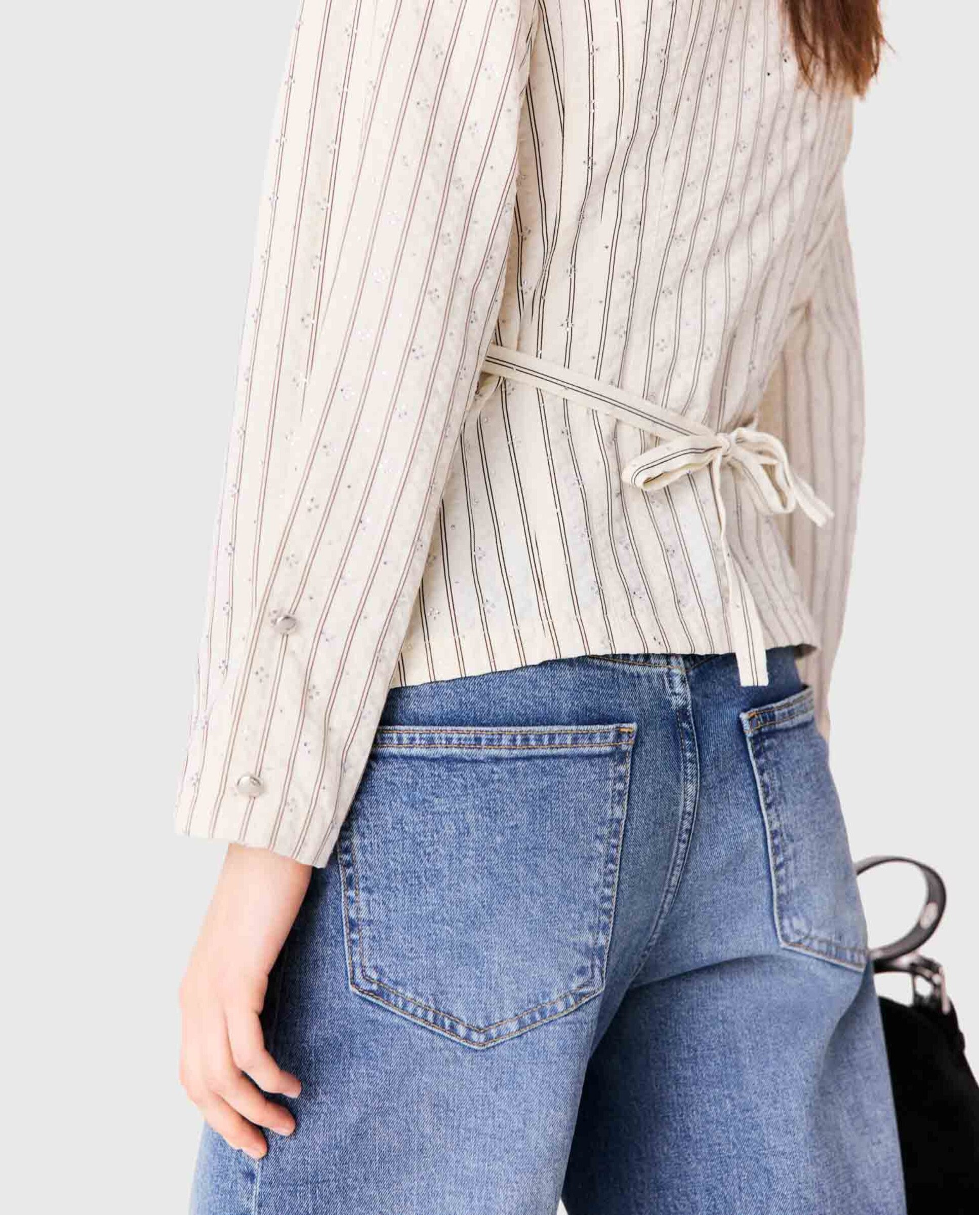 Camisa de mujer entallada con cuello alto y volantes - Maje - Blanco Blanco-7