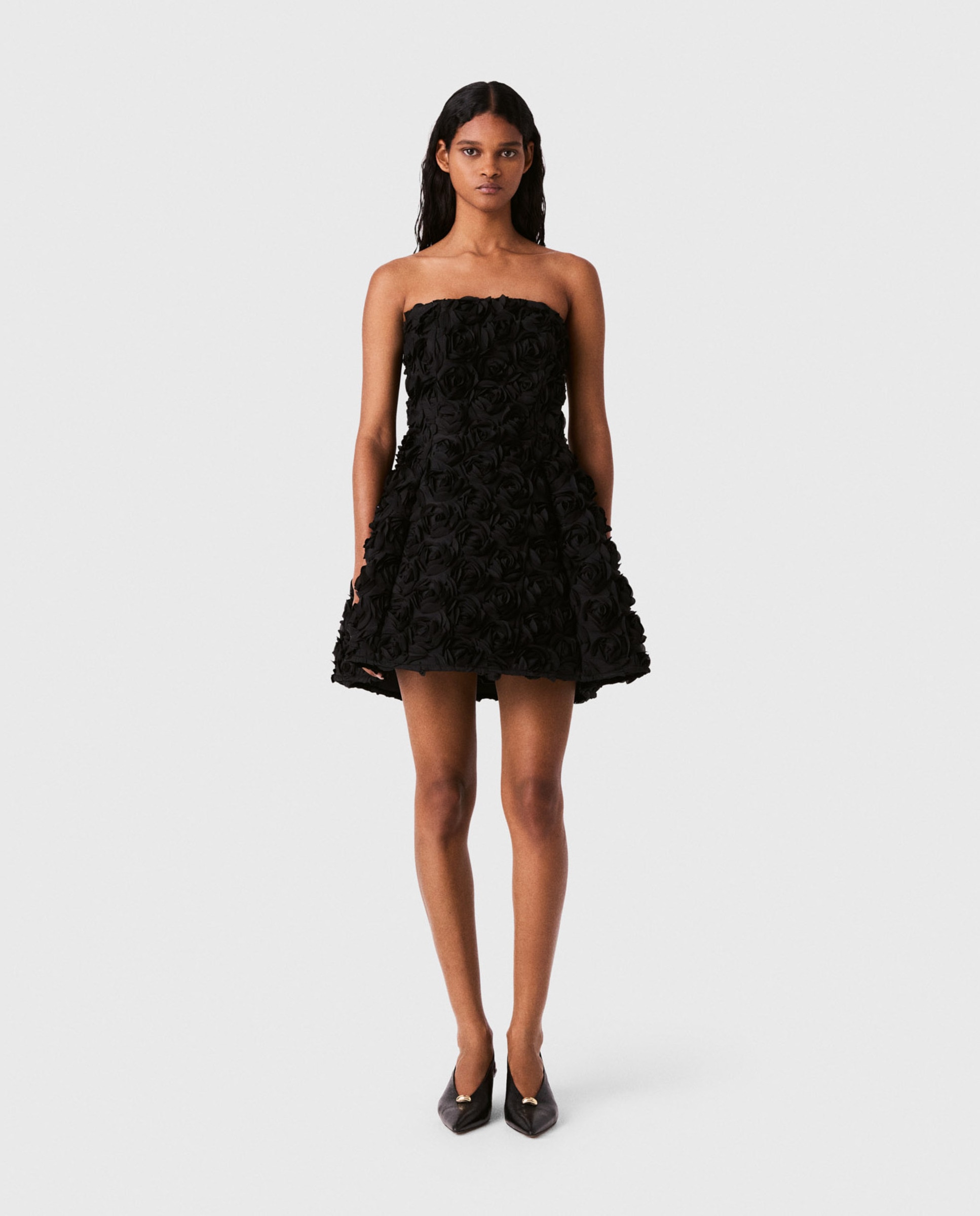 Imagen 0 de Vestido corto bustier con flores en relieve Negro